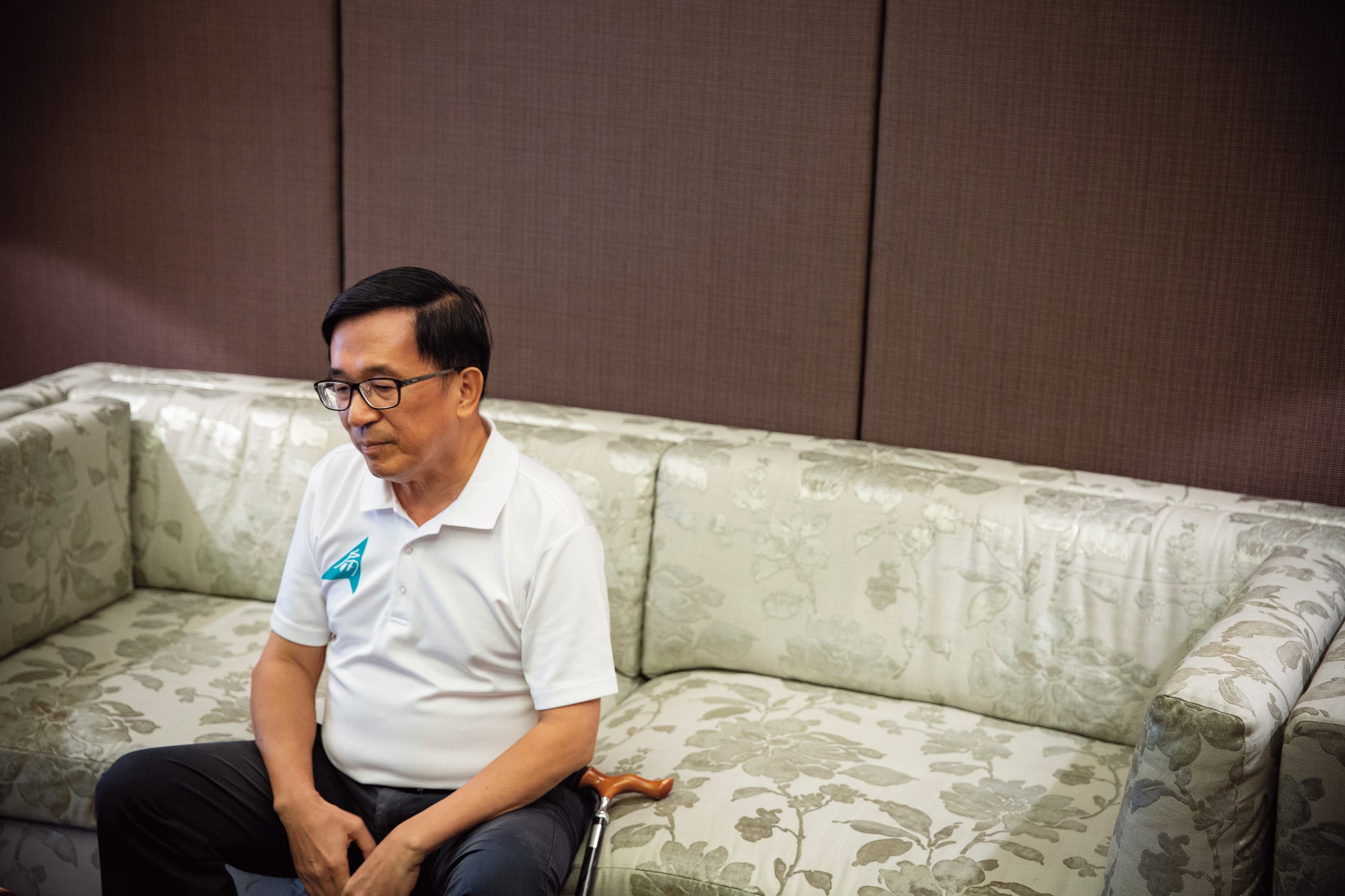 比起剛出獄時，如今陳水扁身心狀況皆改善不少，但右手拇指仍偶爾間歇性顫抖。（讀者提供）