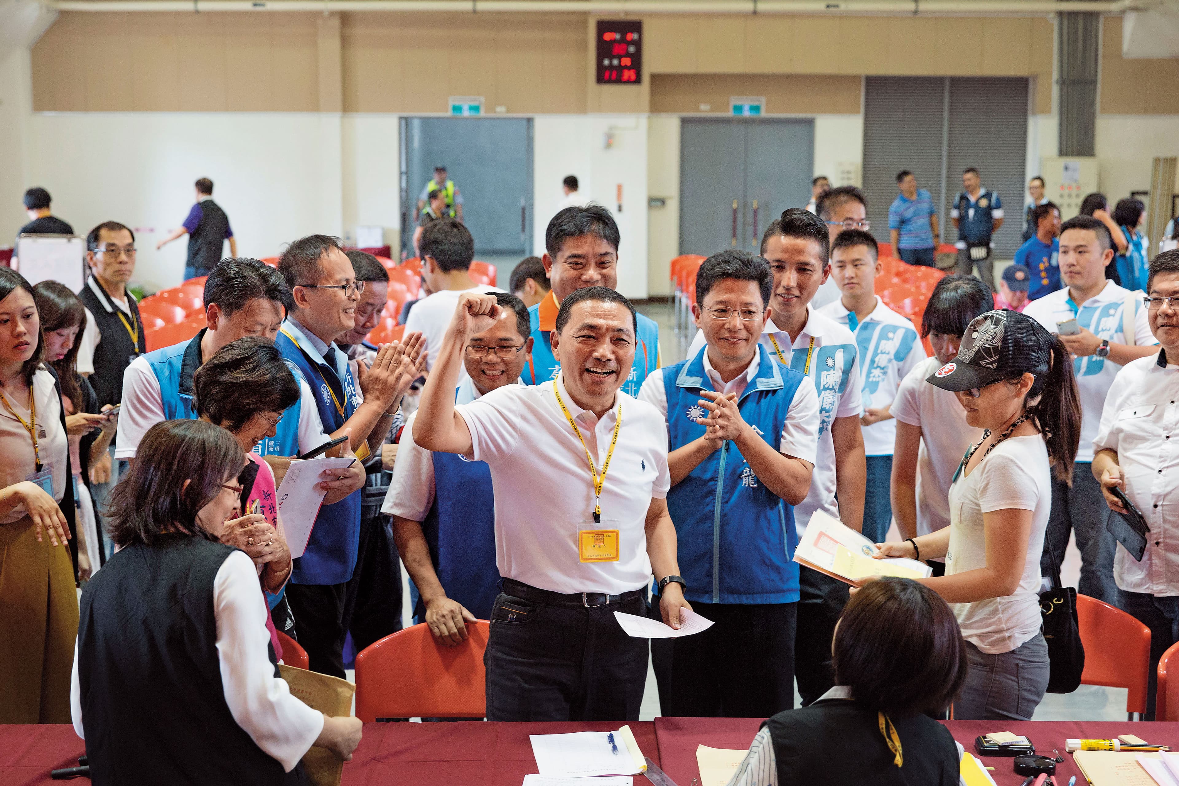 侯友宜代表國民黨參選新北市長,侯過去在威權時期的執法者角色,也不斷遭起底。