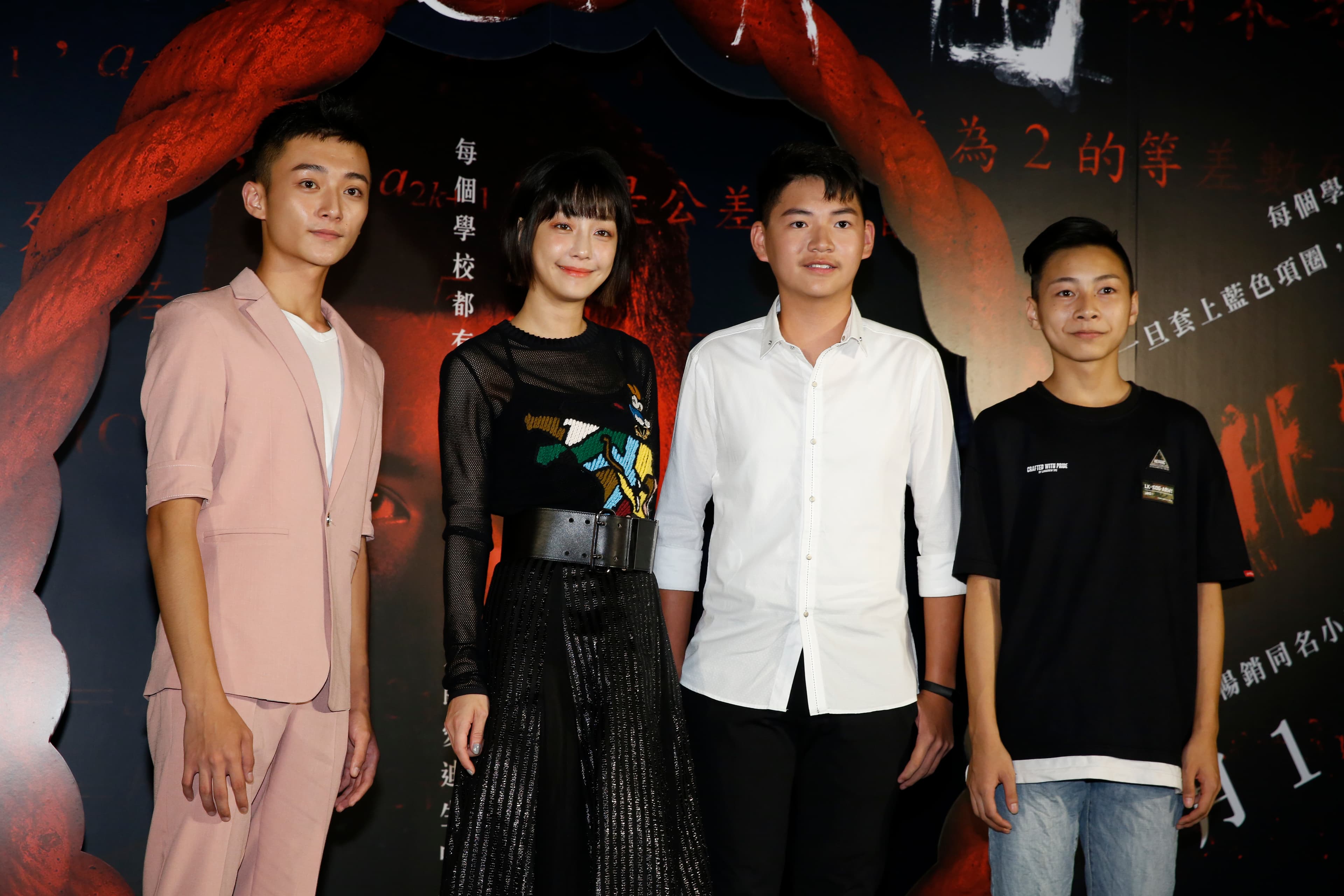 傅顯濬（左起）、謝欣穎、杜以謙、汪師超在《藍色項圈》扮演被成績左右一切的師生。