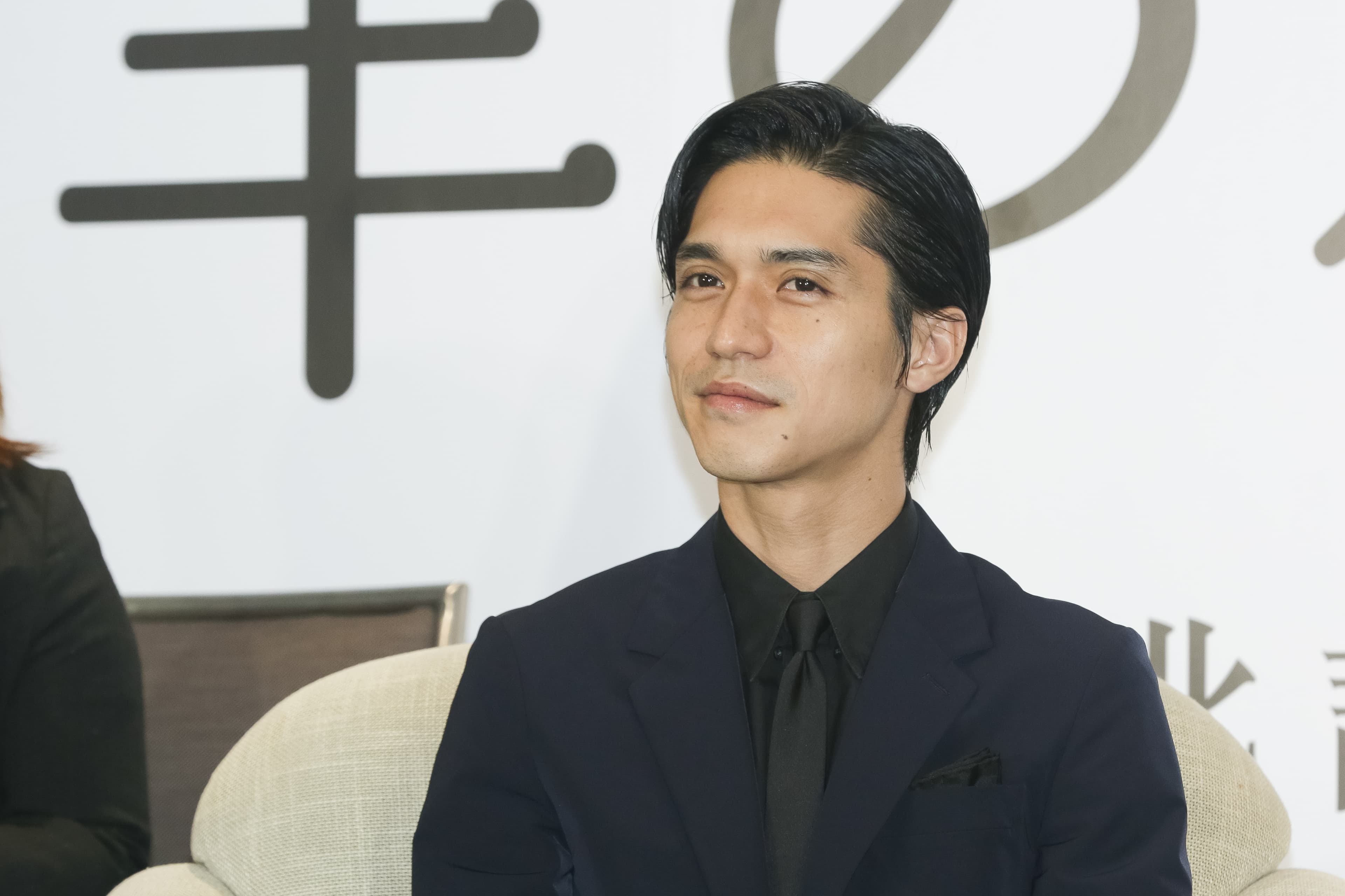 關八成員錦戶亮被週刊曝光床照，爆出和人妻不倫戀。