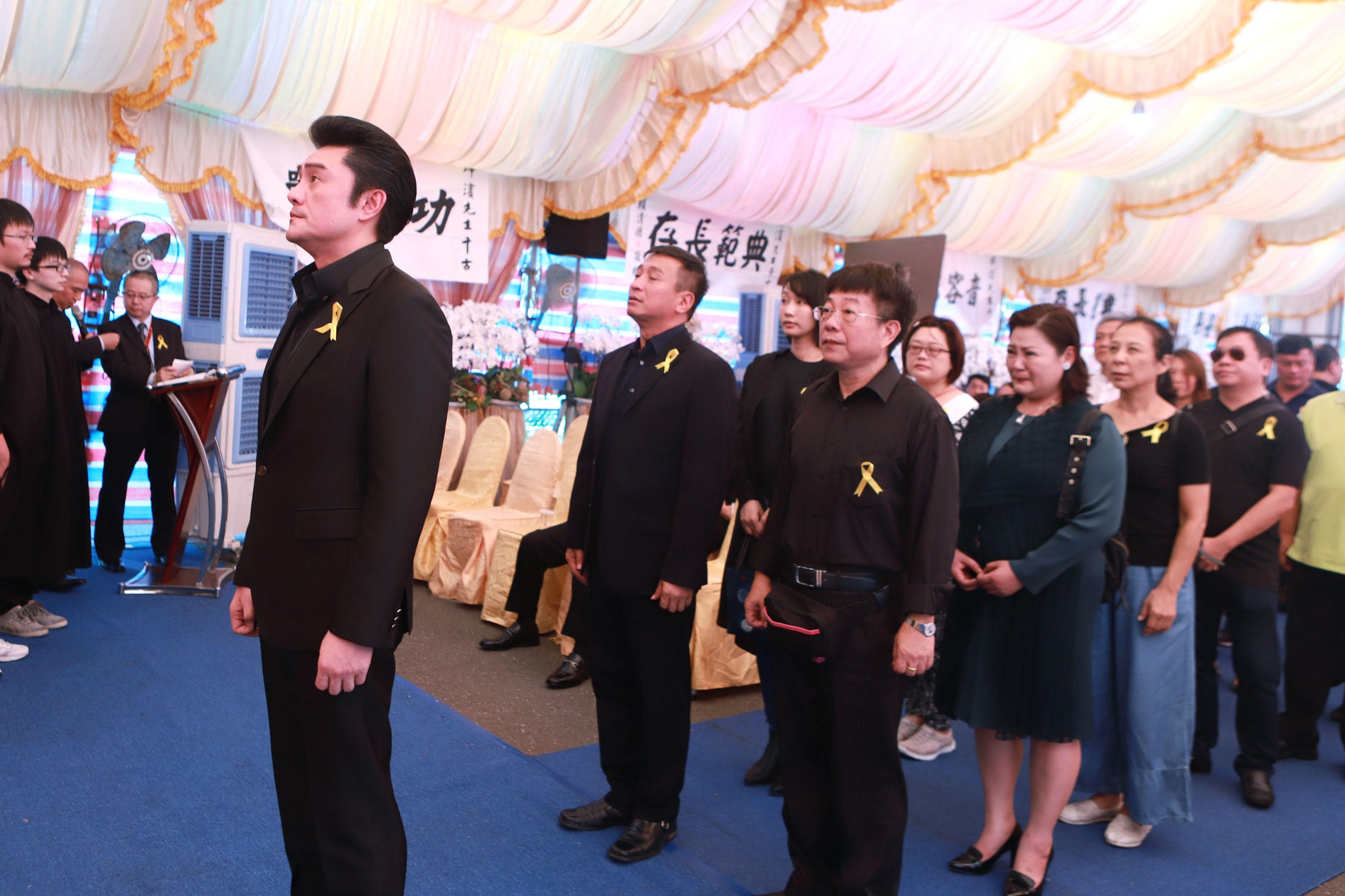 李㼈和眾合作過的演員送呂製作最後一程。（民視提供）
