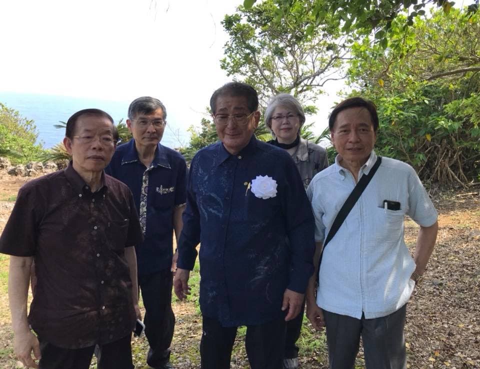 我駐大阪辦事處處長蘇啟誠（左2）今年6月25日曾與駐日代表謝長廷（左1）一同出席前總統李登輝參與的慰靈碑揭碑儀式。（翻攝謝長廷臉書）