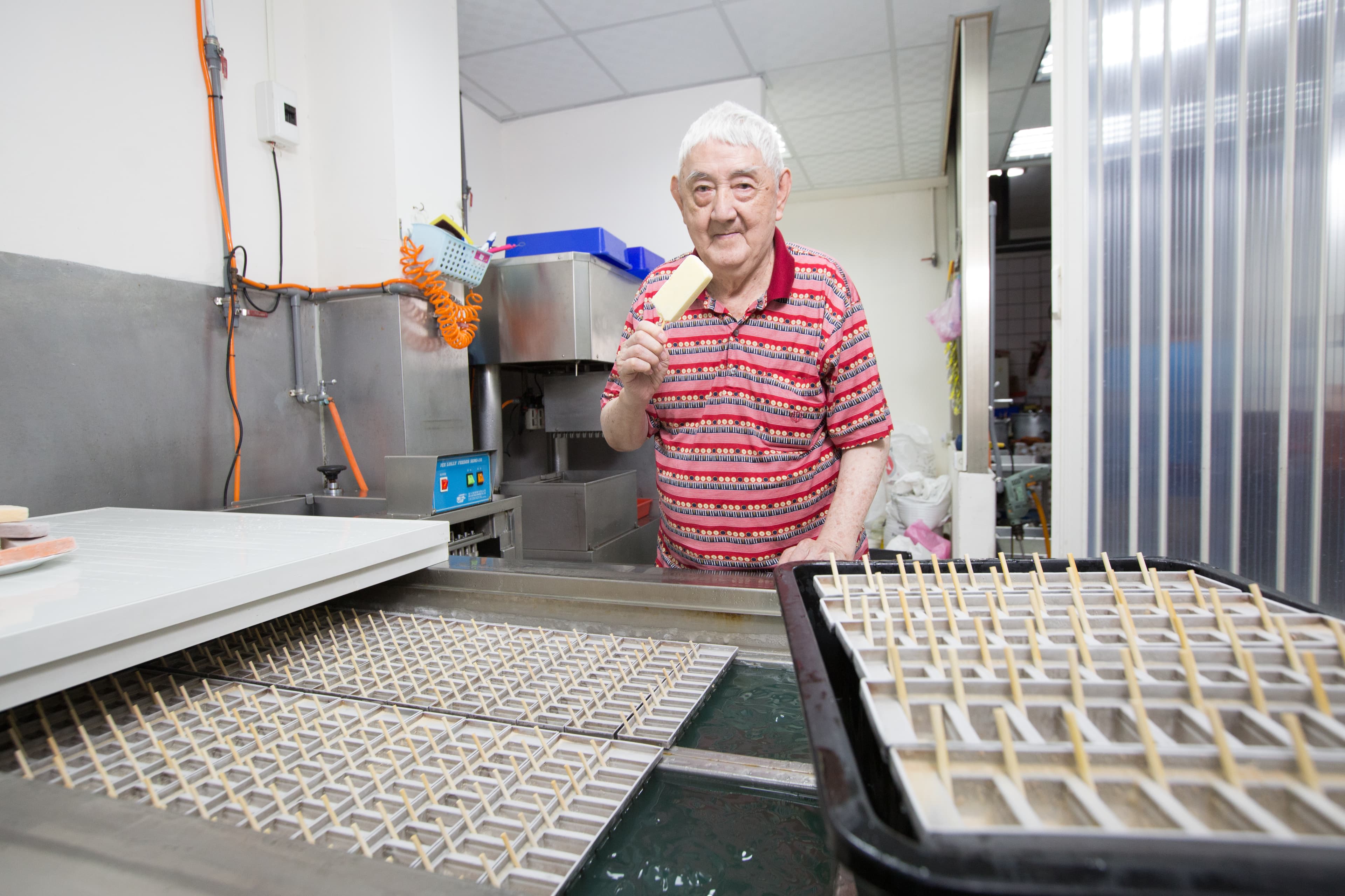 高齡90歲的蘇添泉至今仍鎮守老店，成為店內活招牌。
