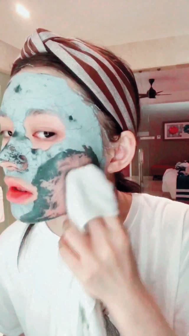 林允曾在直播中敷臉，向網友們推薦產品，把自己當成時尚部落客在經營。（翻攝自林允微博）