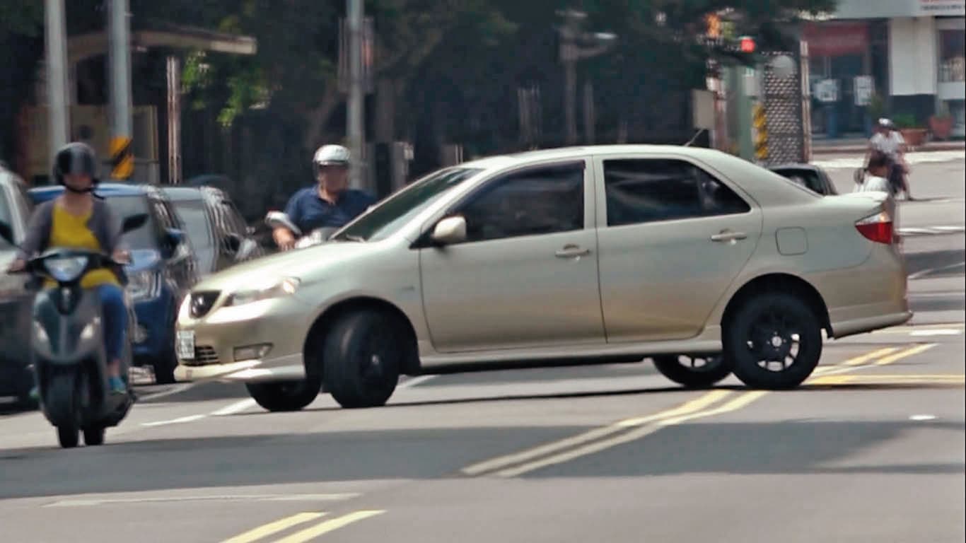 王盈凱在板橋中正路上雙黃線突然一記大迴轉。