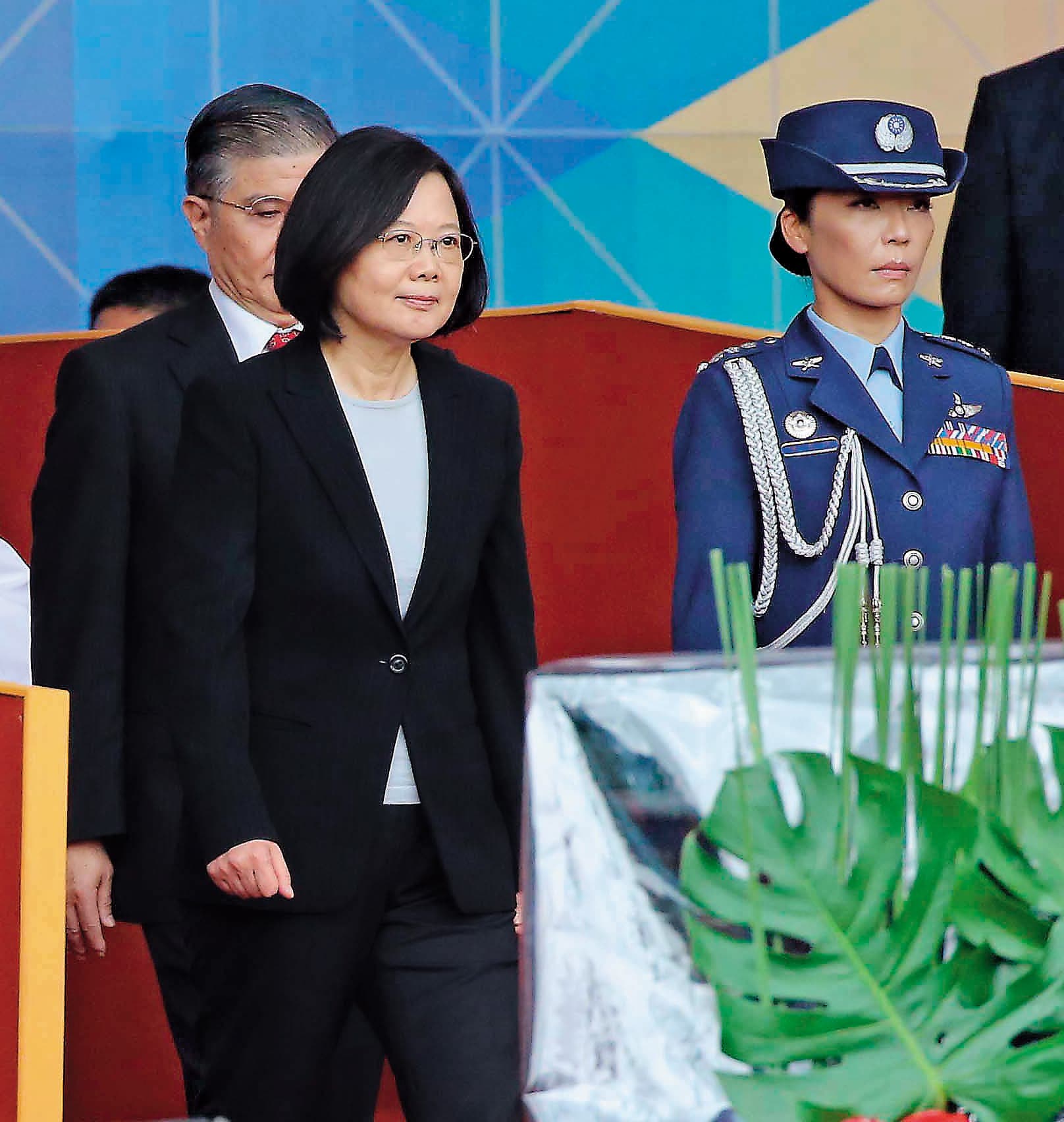 總統蔡英文拔擢陳月芳成為總統府首位女武官，圖為陳月芳陪蔡英文出席2016年國慶大會。