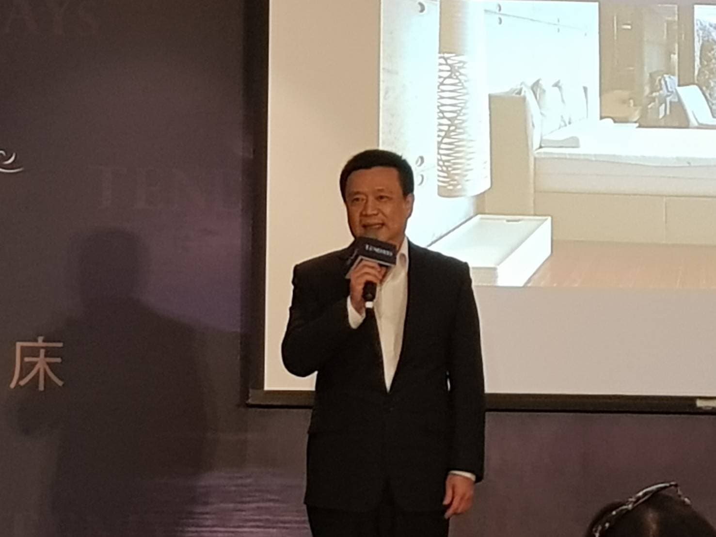  TENDAYS董事長蕭文昌表示，經科學論證與醫學驗證，累積超過10萬筆不同身型合適床枕的大數據後，TENDAYS終於研發出可以做到健康睡眠管理，懂得依使用者需要遠端AI自動調控的一張好床。