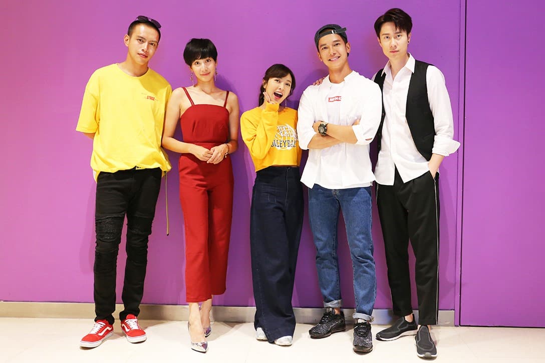 《女兵日記》男演員客串《初戀的情人》，大元連忙詢問最新劇情，由左至右為鯰魚哥、鄭亞、大元、梁瀚名、劉書宏。（TVBS提供）
