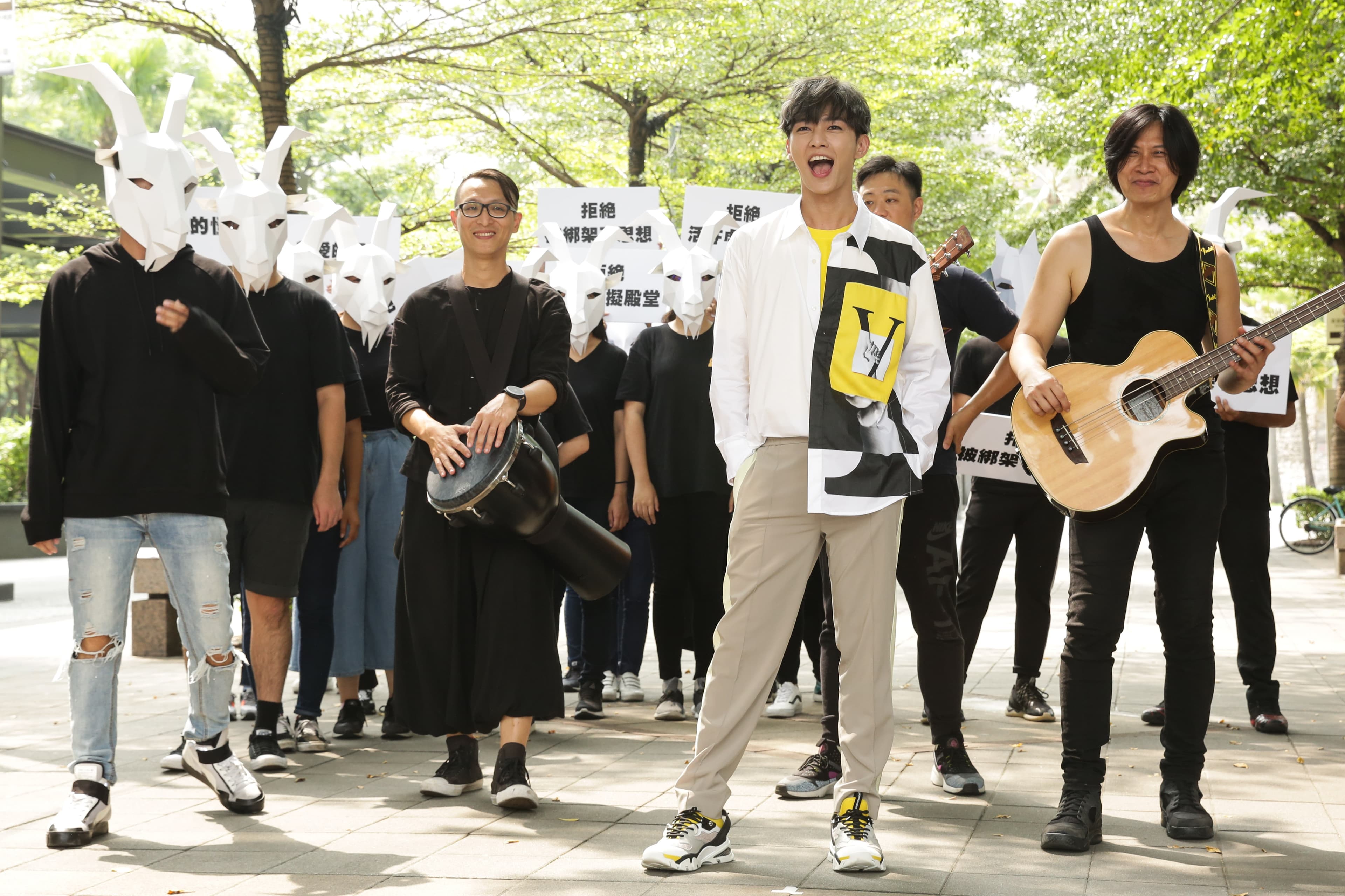 提及單曲籌備過程，炎亞綸說充滿苦頭。