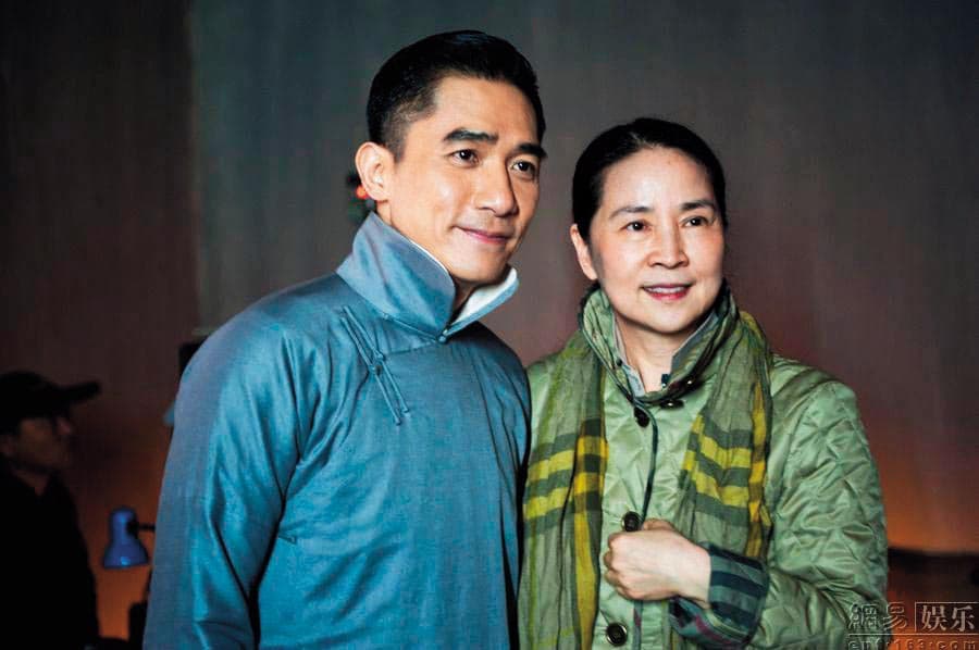 林鳳嬌（右）為成龍息影，獨自在美國待產生下房祖名。（翻攝網路）