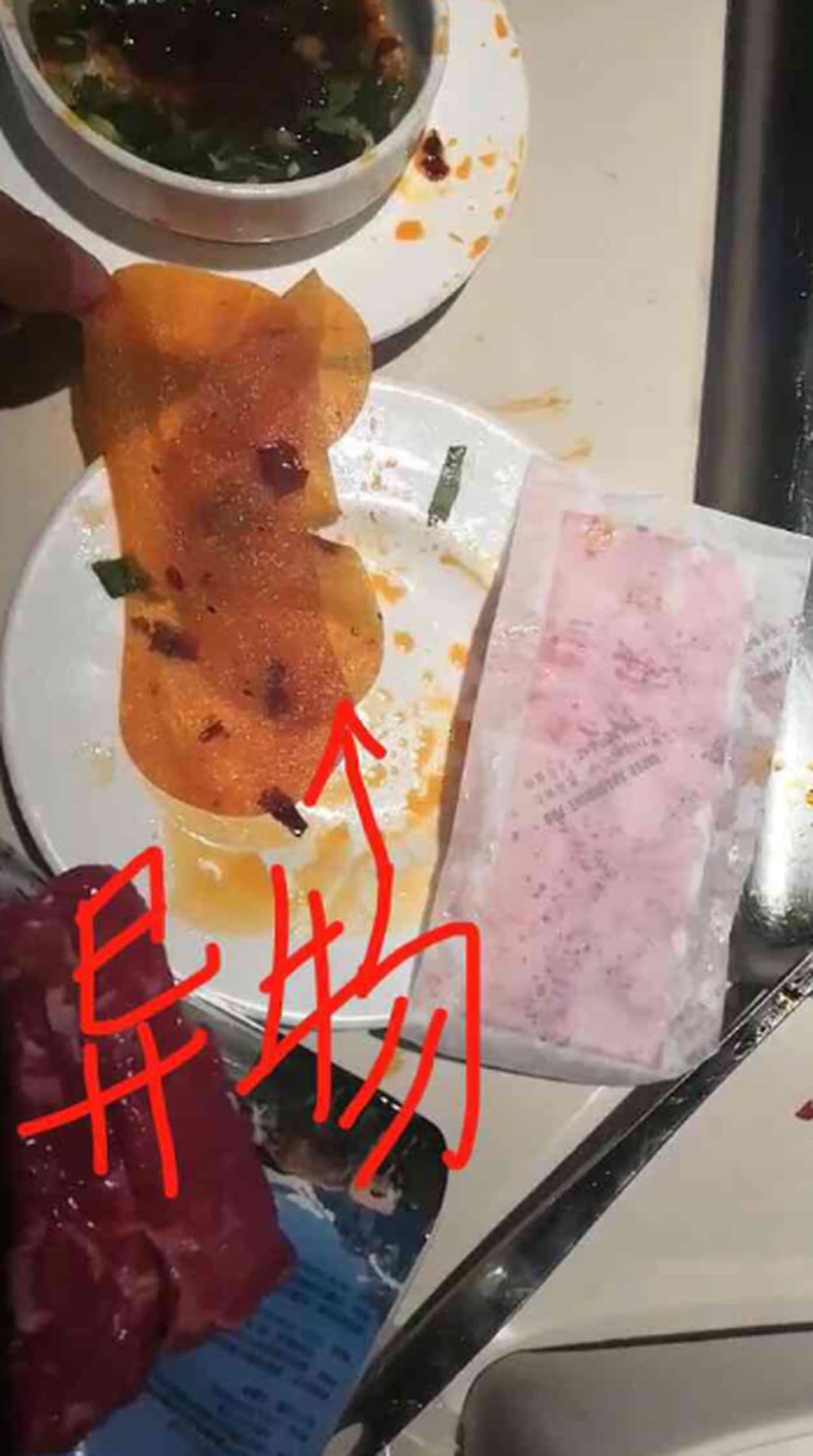 中國廣東深圳一名林姓女子，連兩天去不同家火鍋店用餐，竟都撈到護墊。（翻攝自網路）