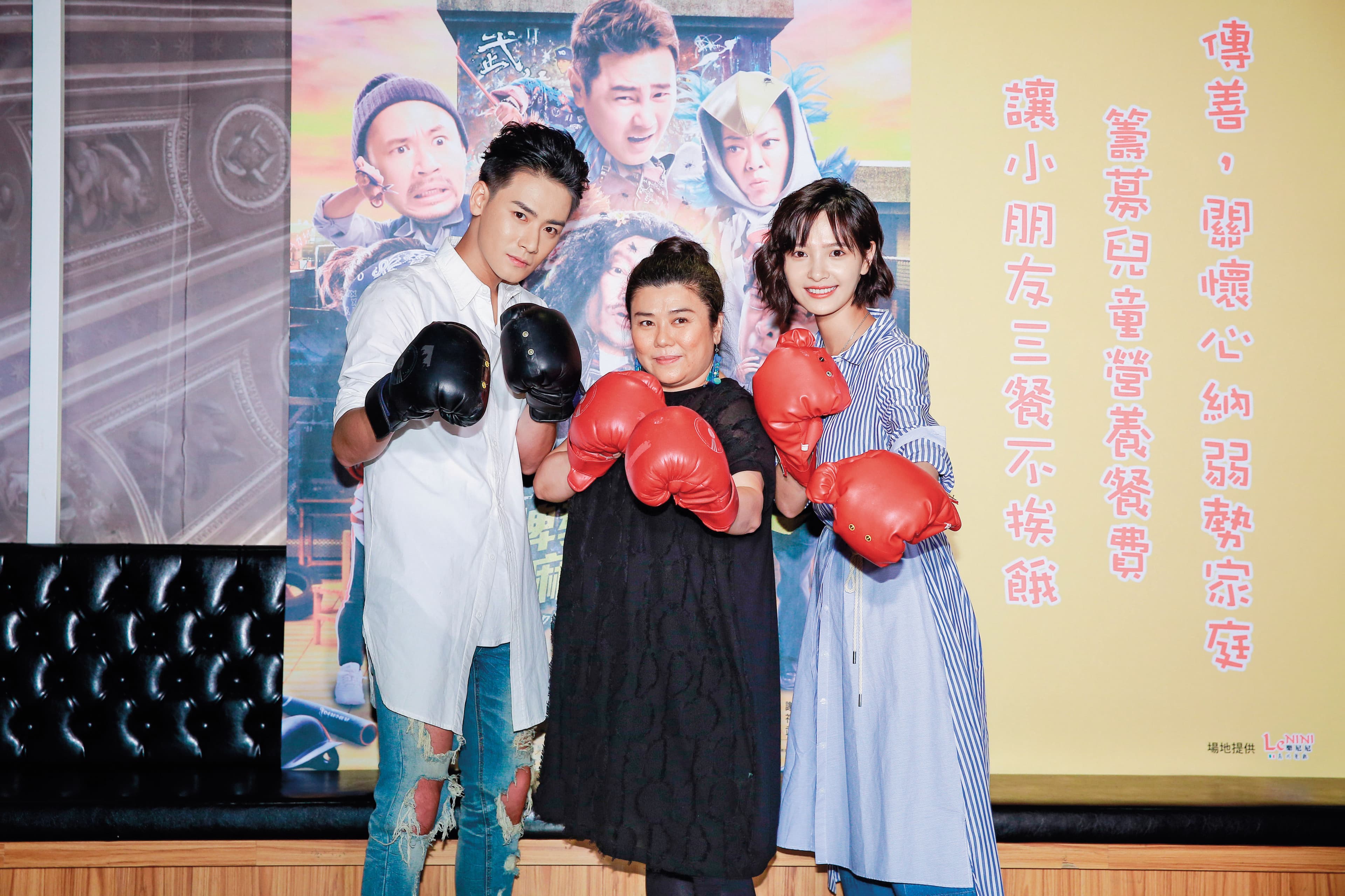 認真的吳子霏（右）為了演好《王牌教師 麻辣出擊》的啦啦隊員一角，苦練最不擅長的舞蹈，受傷了也硬著頭皮上場，被導演要求休息。左為曾乙同，中為林美秀。