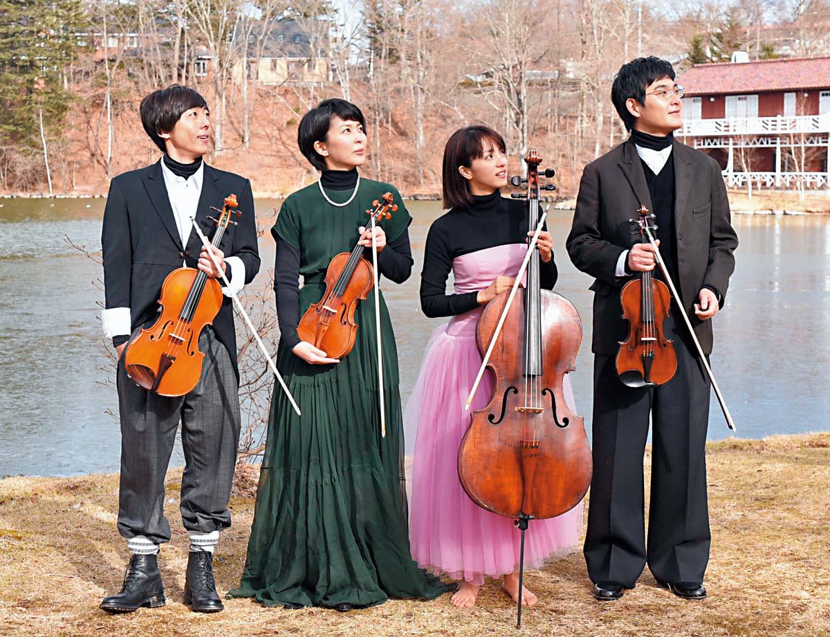 松田龍平（右一）為《四重奏》下真工夫學小提琴，他和主演群滿島光（右二起）、松隆子和高橋一生還組成限定團體「Doughnuts Hole」，演唱戲劇主題曲。