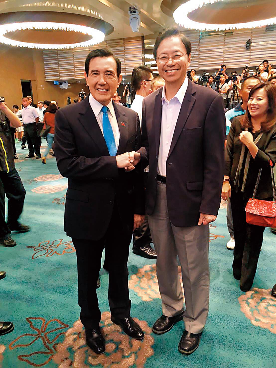 張善政(右)是馬英九(左)在總統任內最受歡迎的閣揆,現更被拱參選總統。圖為馬英九基金會成立茶會。(翻攝張善政臉書)