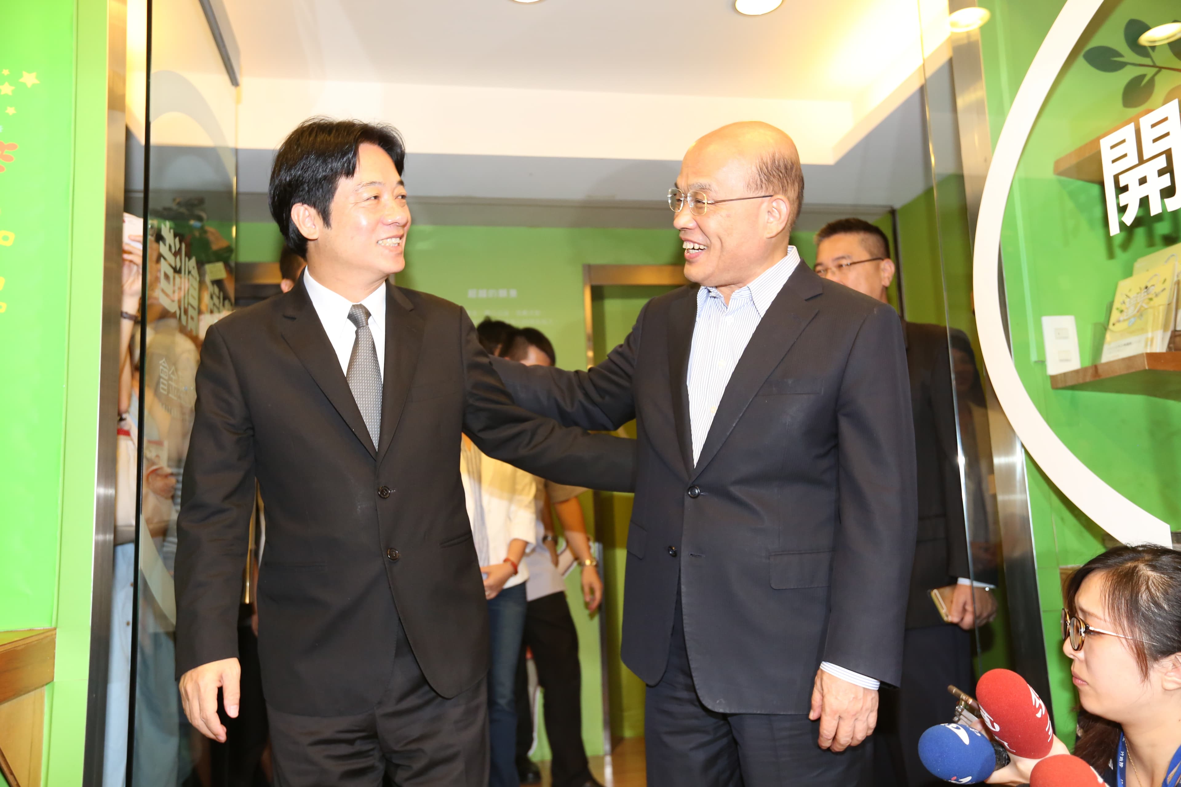 賴清德為萬里子弟，蘇貞昌則為過去的台北縣長，侯辦批賴揆此時提出交換說把公共政策當選舉伎倆是卑鄙用意。