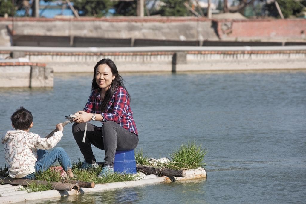 曾是每天化妝、噴香水的嬌嬌女，鍾瑩瑩而今多半素顏，她說，現在簡單生活，與侄子們在魚池悠閒划船，就覺得比去迪士尼還開心。