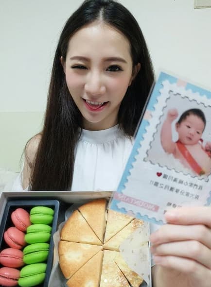 兒子「夏天」日前滿月，林采緹和網友分享挑選彌月蛋糕，沉浸在初為人母的喜悅中。（翻攝自林采緹IG）