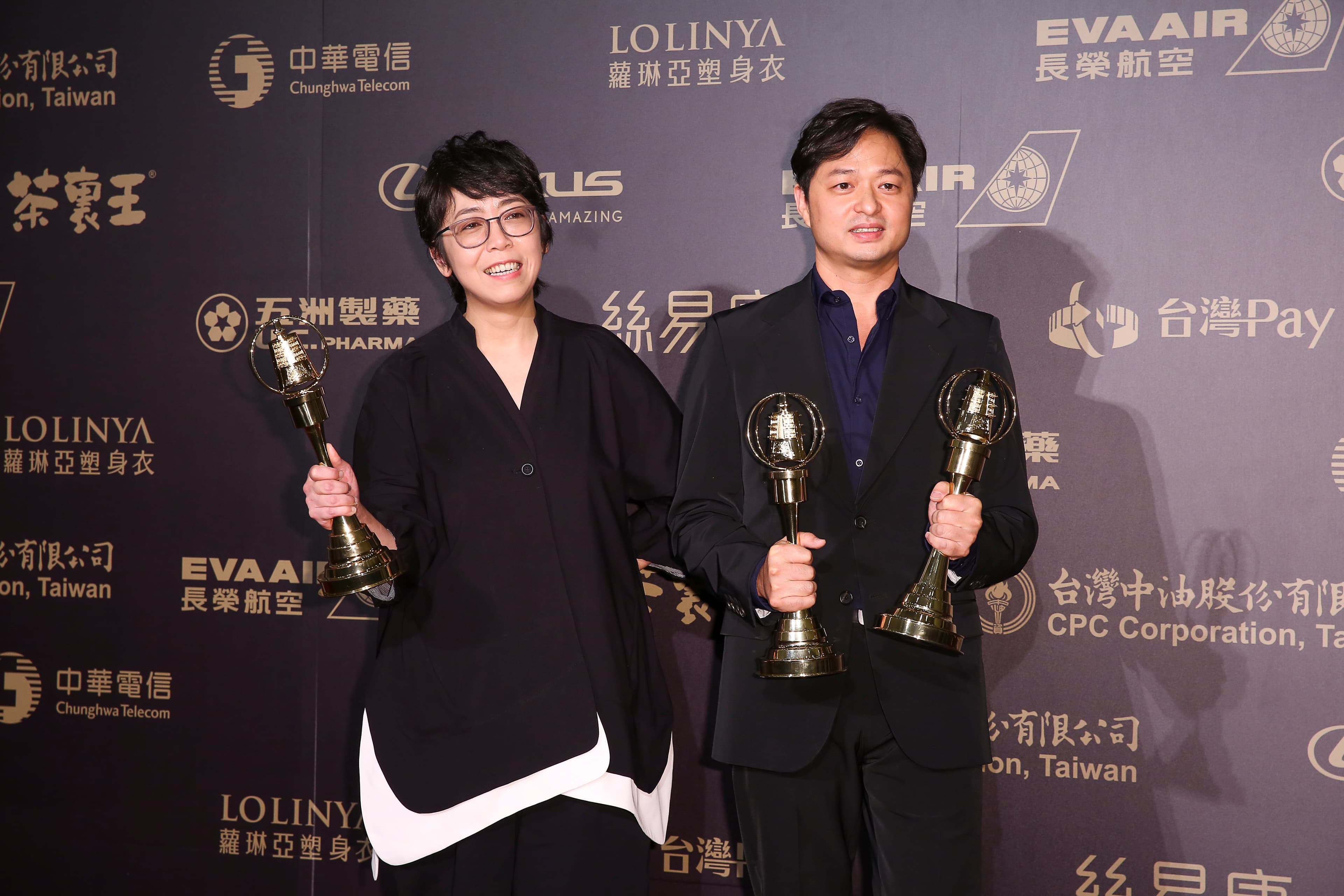 《他們在畢業的前一天爆炸2》在金鐘獎贏得最佳迷你劇集與最佳導演鄭有傑(右)。