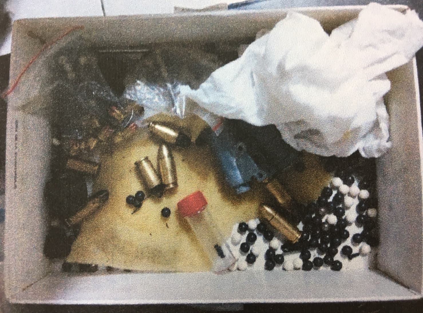 警方在胡嘉瑞的房間搜出槍枝零件和24發子彈。（翻攝畫面）