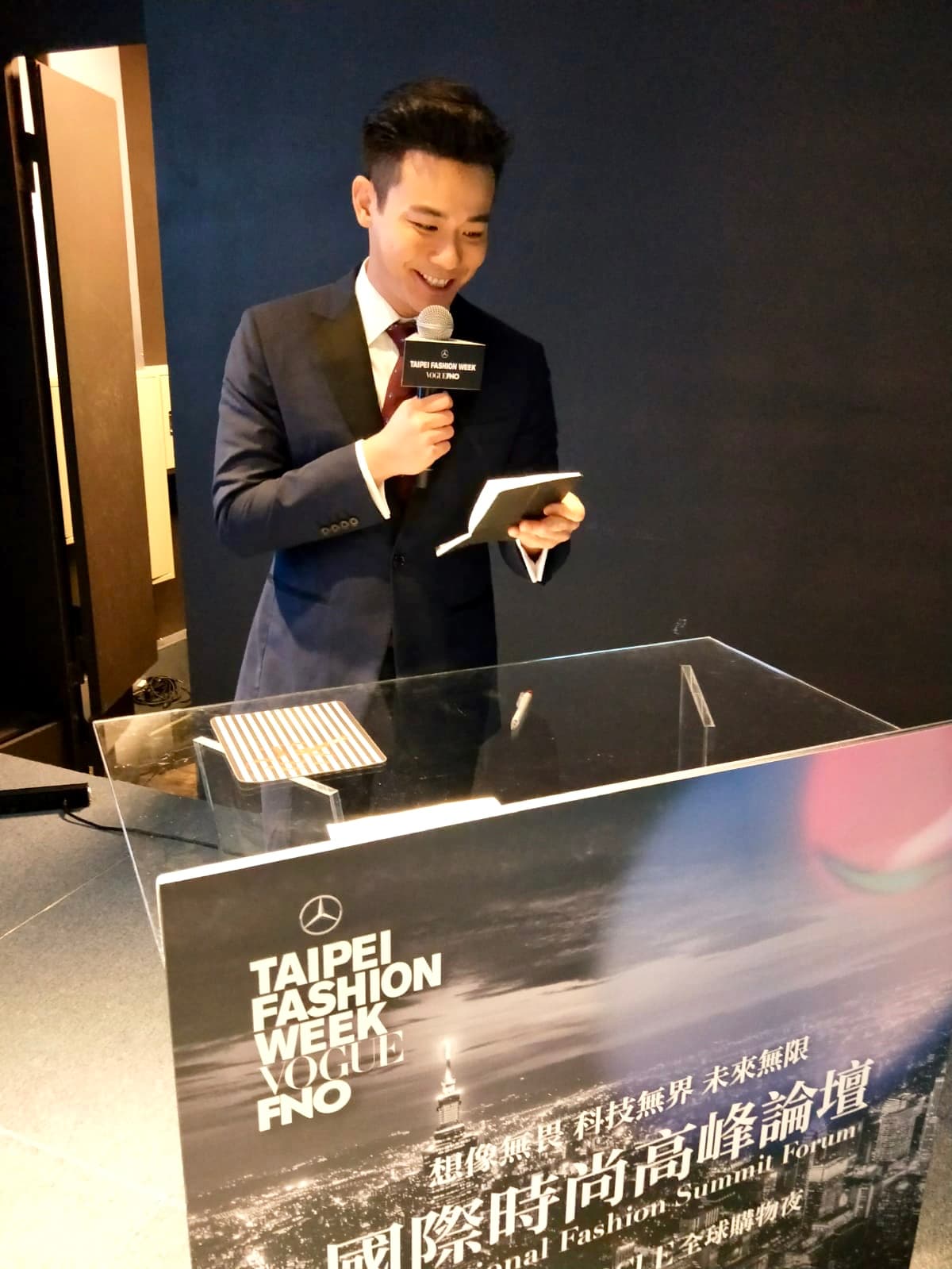 劉傑中主持活動不習慣拿手卡，習慣手中拿著速記本。（艾迪昇提供）
