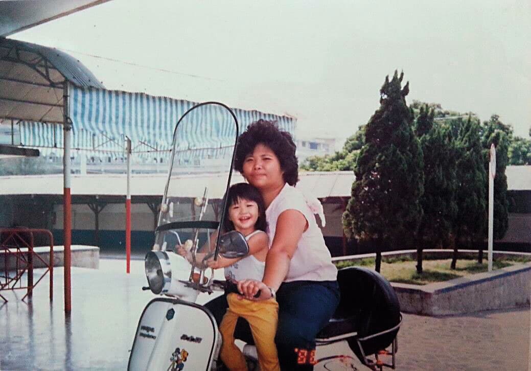 年幼的雅咪（左）與母親。（雅咪提供）