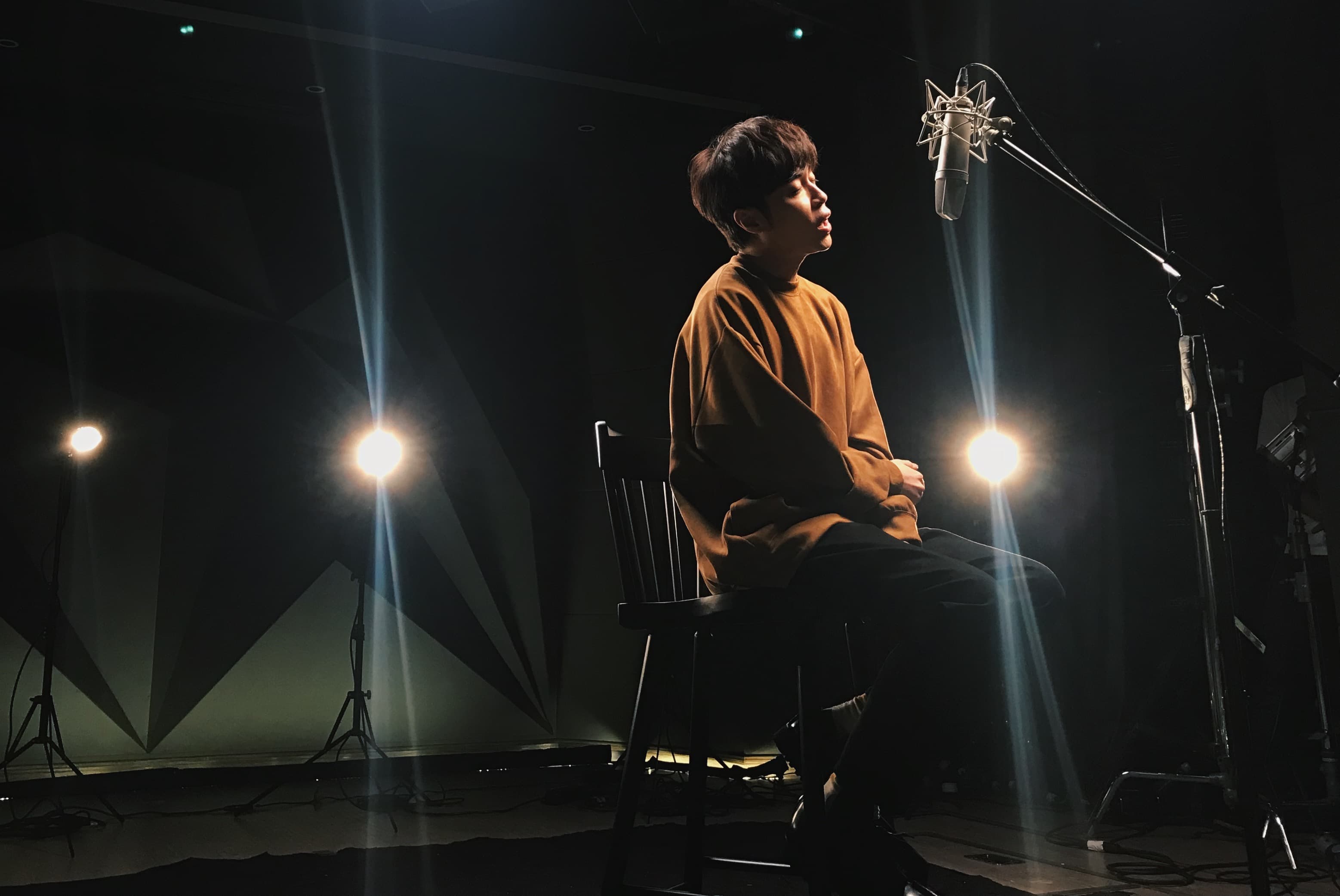 青峰本人在完成歌曲時配著電影畫面看時都忍不住鼻酸，演繹歌曲更令人動容。（大房小山音樂提供）