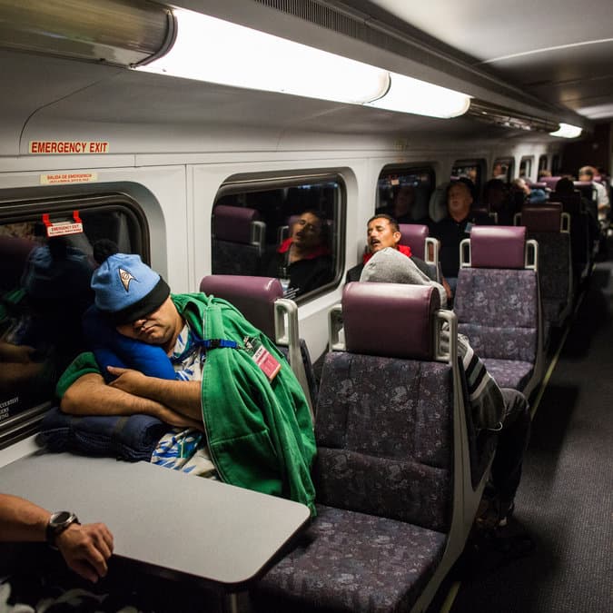 清晨4:58在車廂中補眠的通勤族。（翻攝自紐約時報）