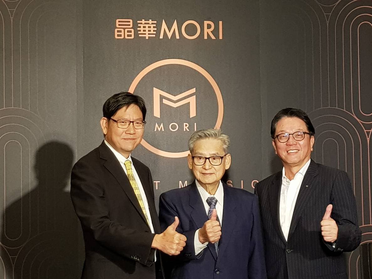 丹棠機構董事長張隆盛（中）曾任內政部長、經建會副主委，「晶華MORI」是該公司推出的第一個建案，左為丹棠機構執行長丁致成，右為傳真實業董事長王明成。