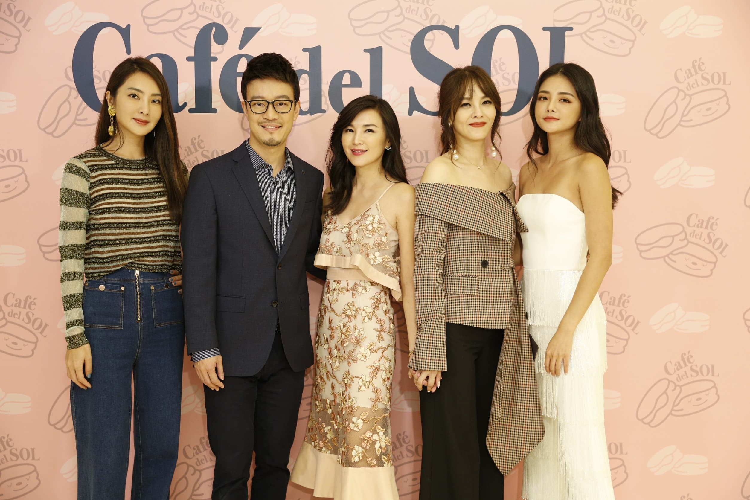 Café del SOL台北微風旗艦店開幕當天，名人雲集，左起吳速玲、劉軒、姜曉雯、林莞雁、夏黃廉盈。（Café del SOL提供）