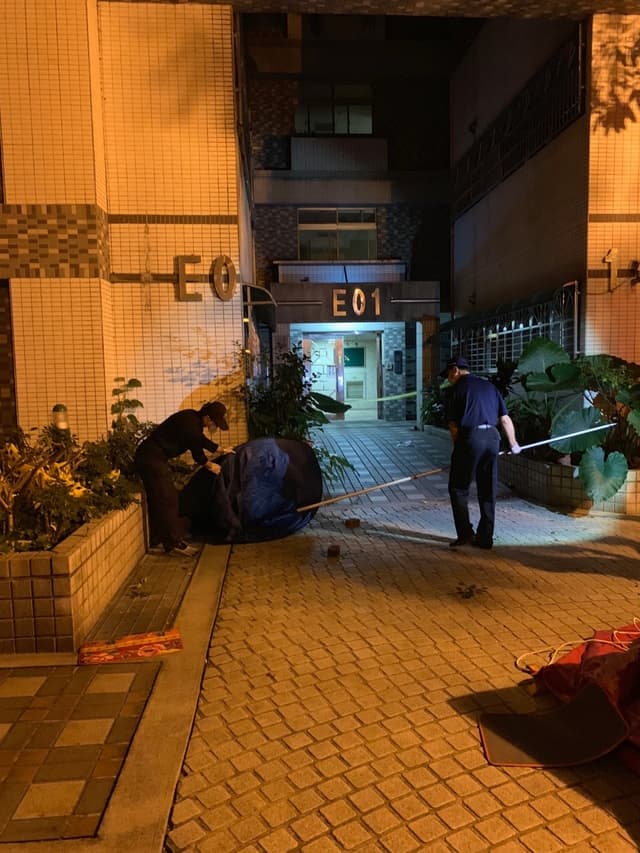 梁嫌將母親頭顱從12樓丟下，警方拉起封鎖線。（翻攝畫面）