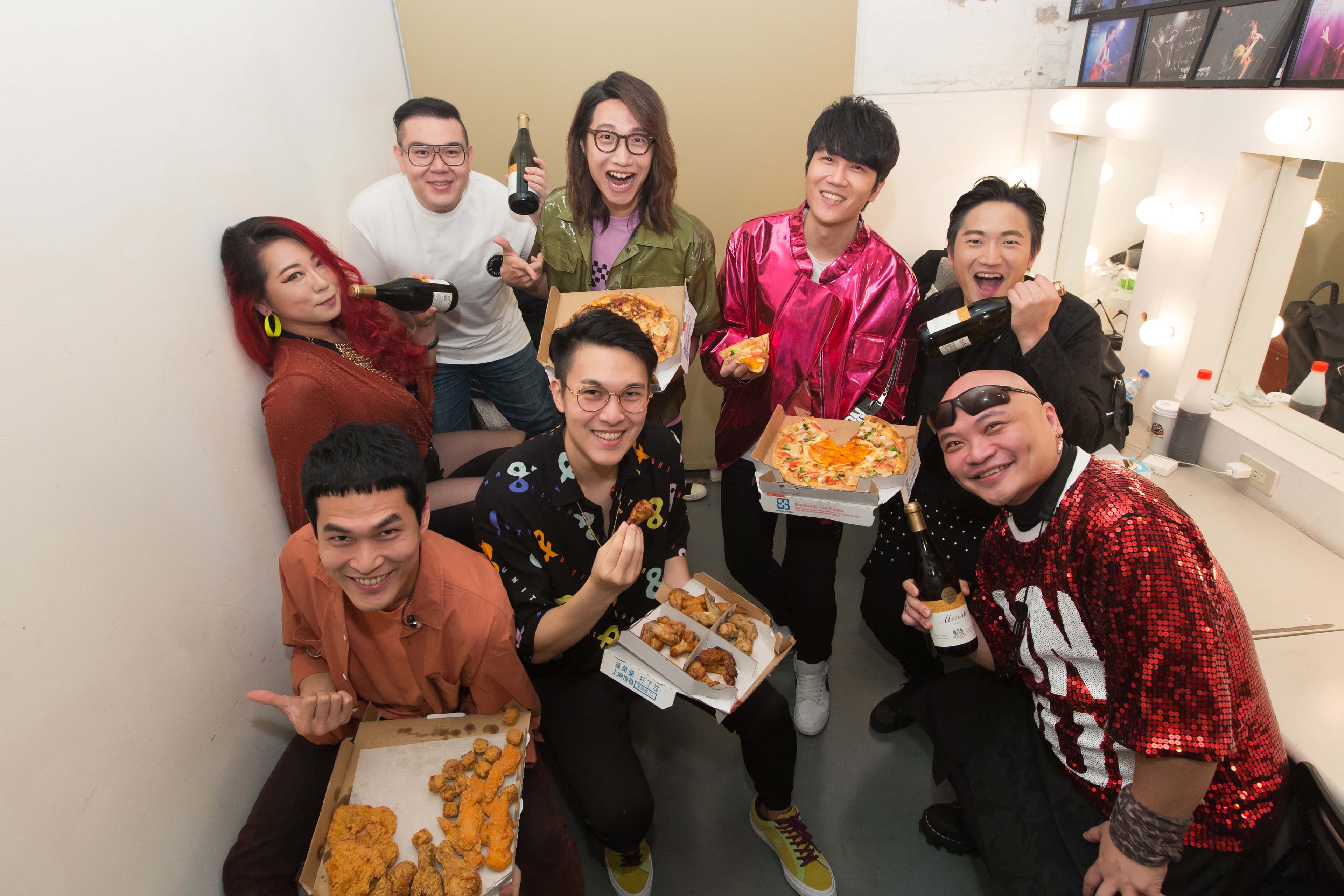 宇宙人在演唱會後台辦趴,準備美食嘉惠工作人員。 (相信音樂提供)