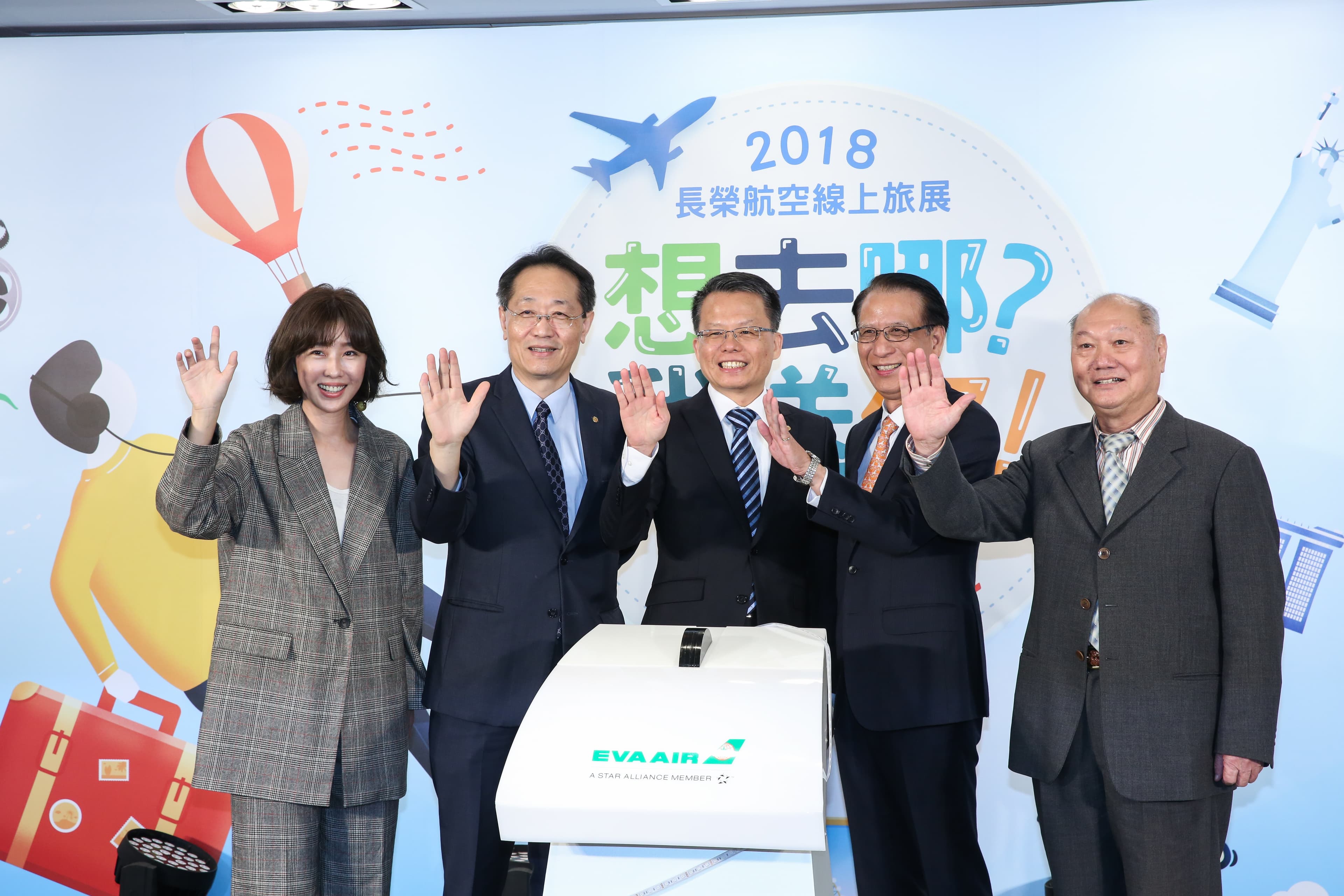 長榮航空總經理孫嘉明、發言人柯金成及客運營業本部副總經理李士亮共同宣布線上旅展開賣了。
