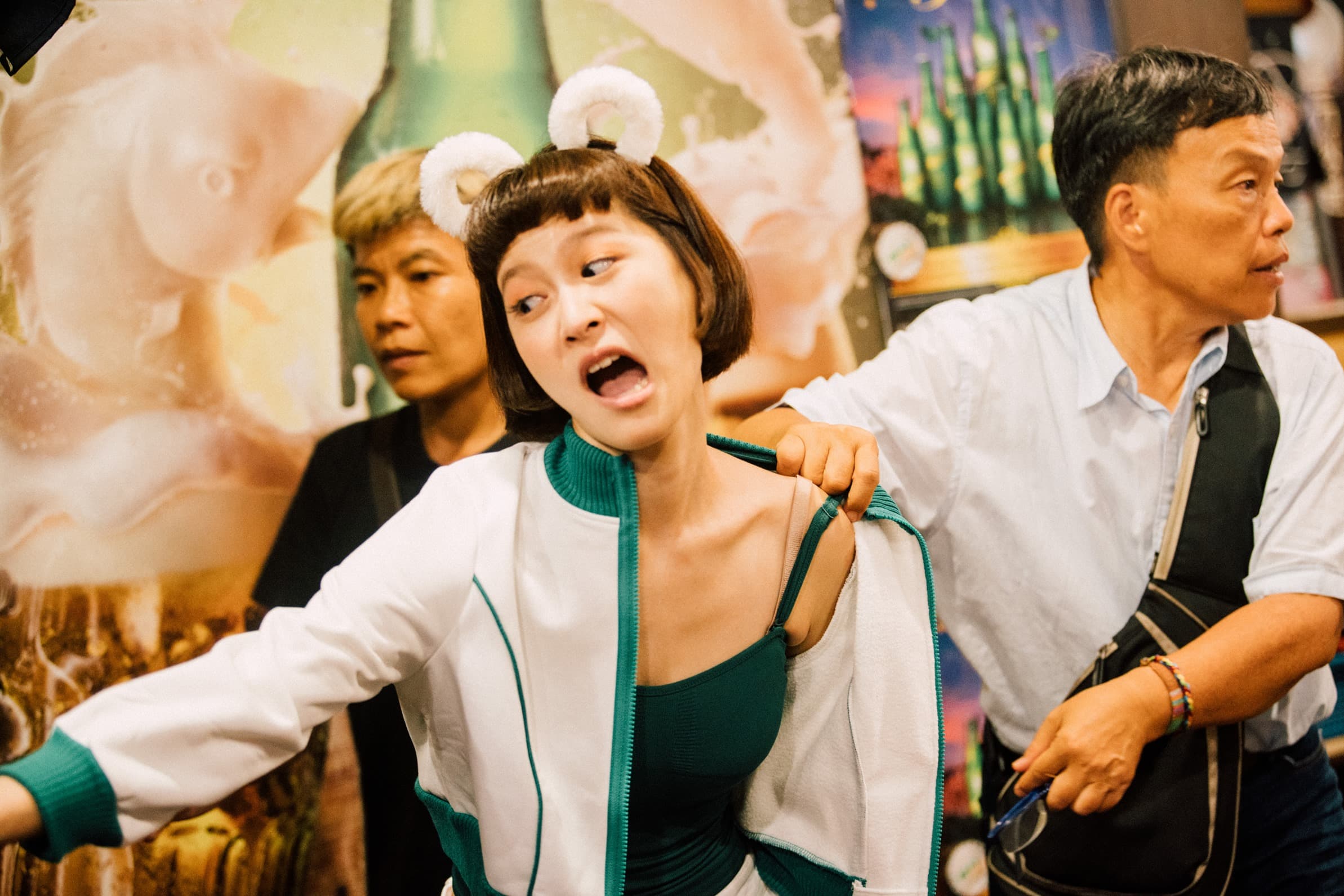 導演王小棣（右1）指導江沂宸飾演《20之後》到熱炒店當酒促的張品妤。（公視提供）