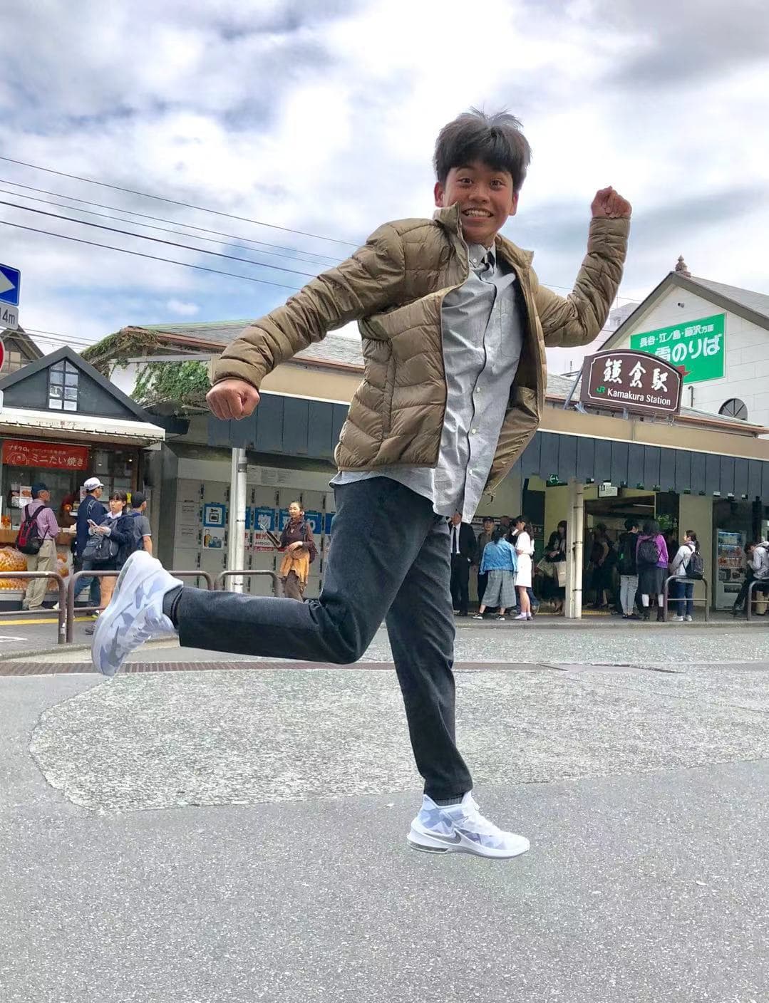 導演崔永徽特地帶鍾家駿朝聖灌籃高手的故事原型的鐮倉市。（海鵬提供）