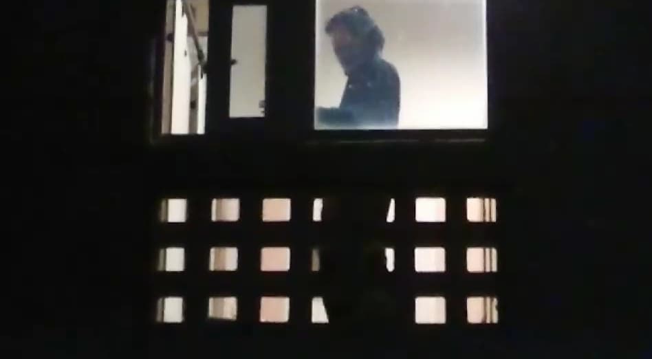 案發的教室鑑識人員正在採證，發現女研究生口中有抹布，雙手有勒痕，人被沙發壓住，研判窒息死亡。（警方提供）