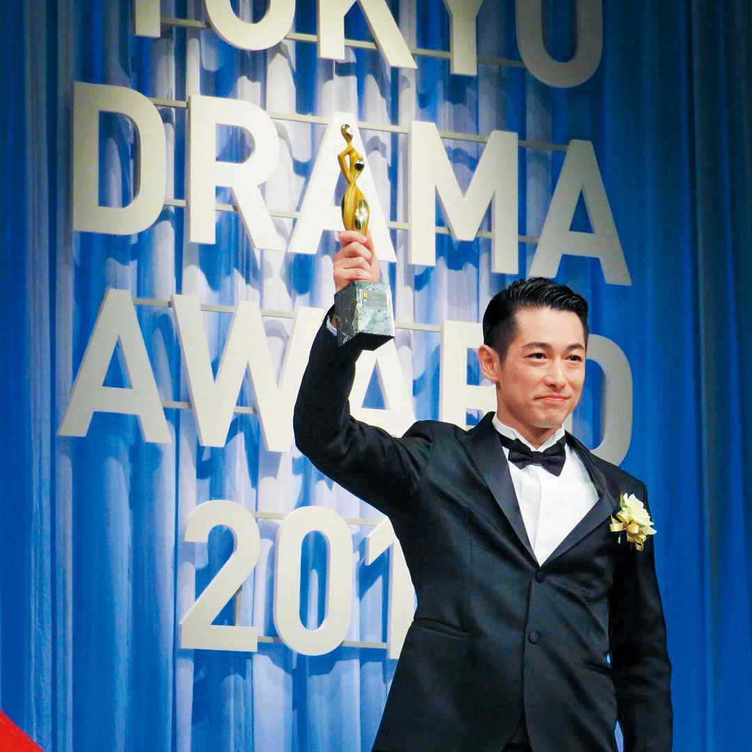 藤岡靛前年藉《阿淺》拿下東京日劇賞最佳男配角，他也被稱作「逆輸入奇蹟」。