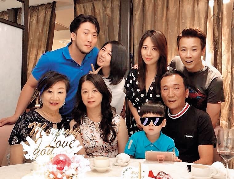 今年母親節，陶喆（後排右一）與媽媽王復蓉（前排左一）聚餐，更許願老婆（後排右二）可以當媽媽，如今願望成真。（翻攝自陶喆臉書）
