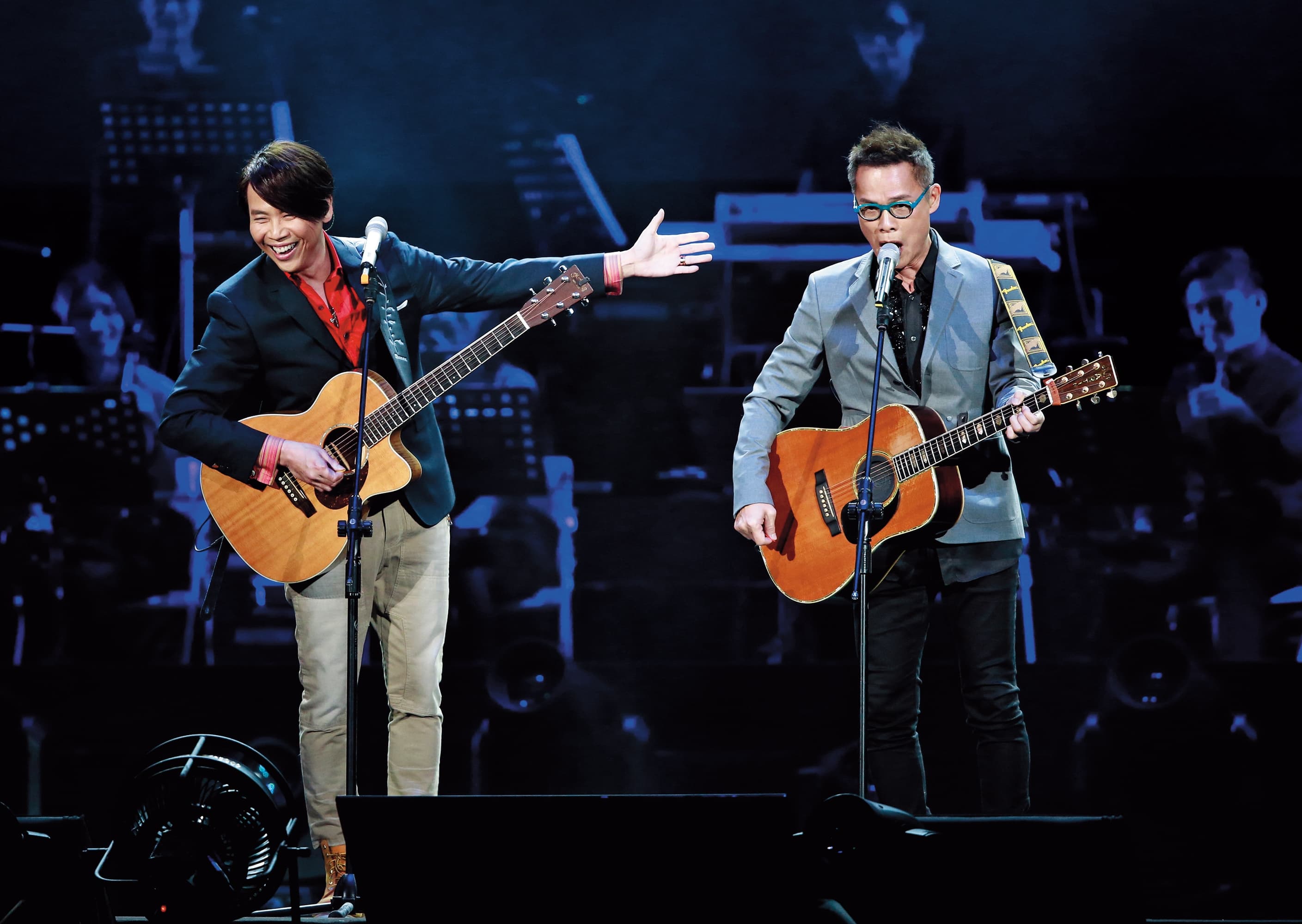 陶喆（左）受邀參加羅大佑的「假如我是羅大佑」演唱會，展現了吉他琴技。
