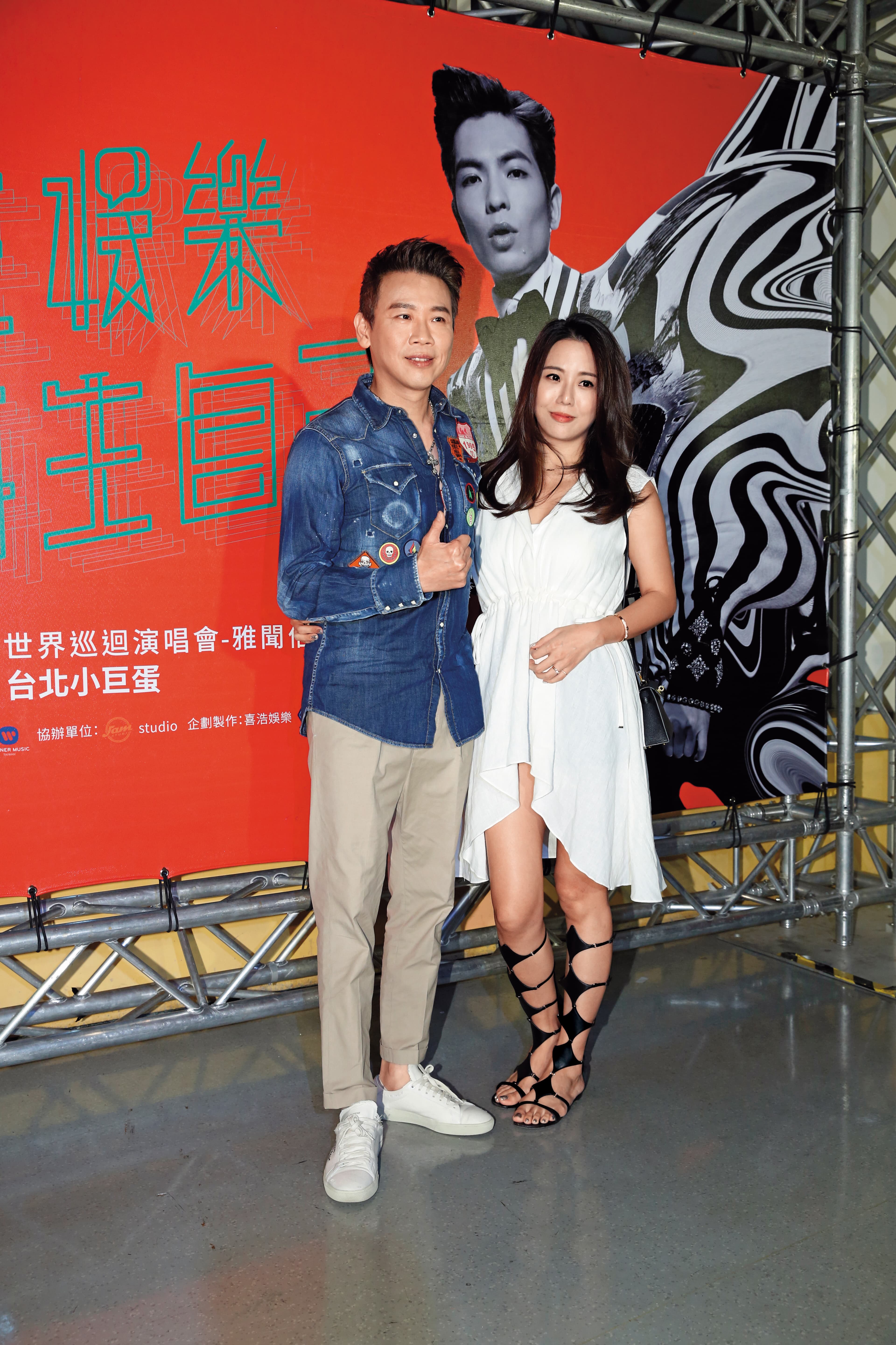 今年5月，陶喆（左）帶老婆Penny看蕭敬騰演唱會，因服裝寬鬆，被疑有孕，但陶喆否認。