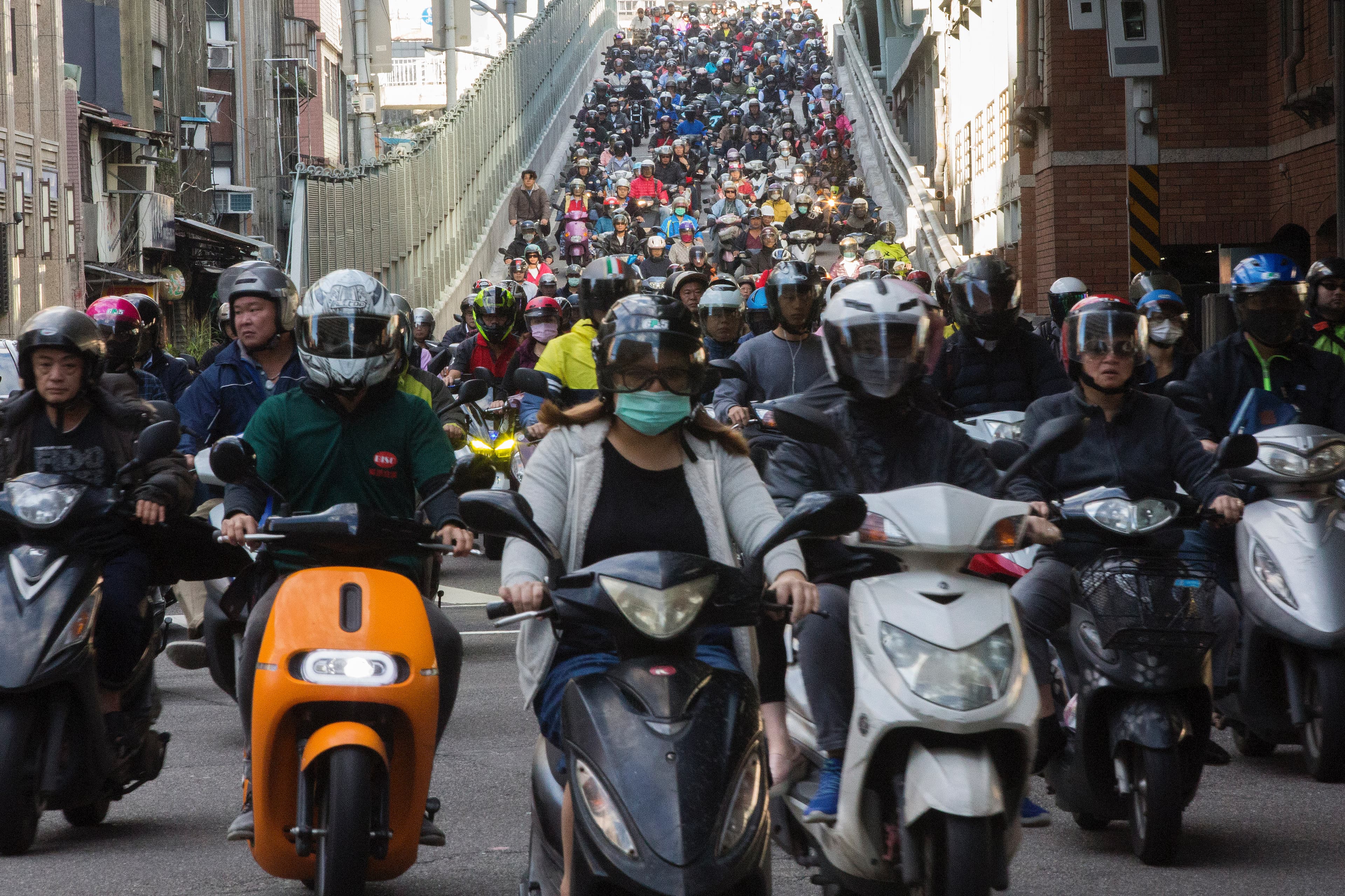 陸學森形容，摩托車就像台灣人的鞋子一樣，靠著它走路，卻如此不乾淨。