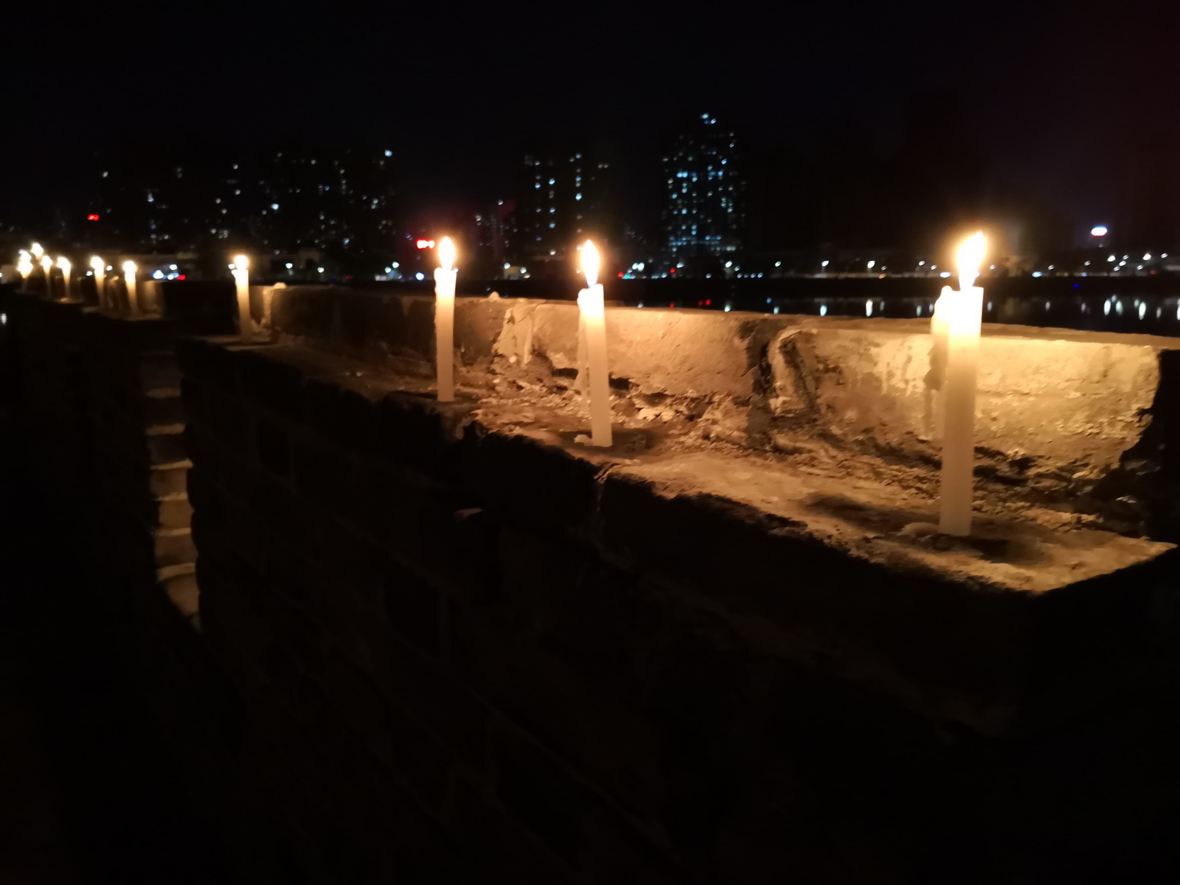 湖北襄陽居民自發點燭，為武俠小說泰斗金庸點亮人生最後一哩路。（東方IC）