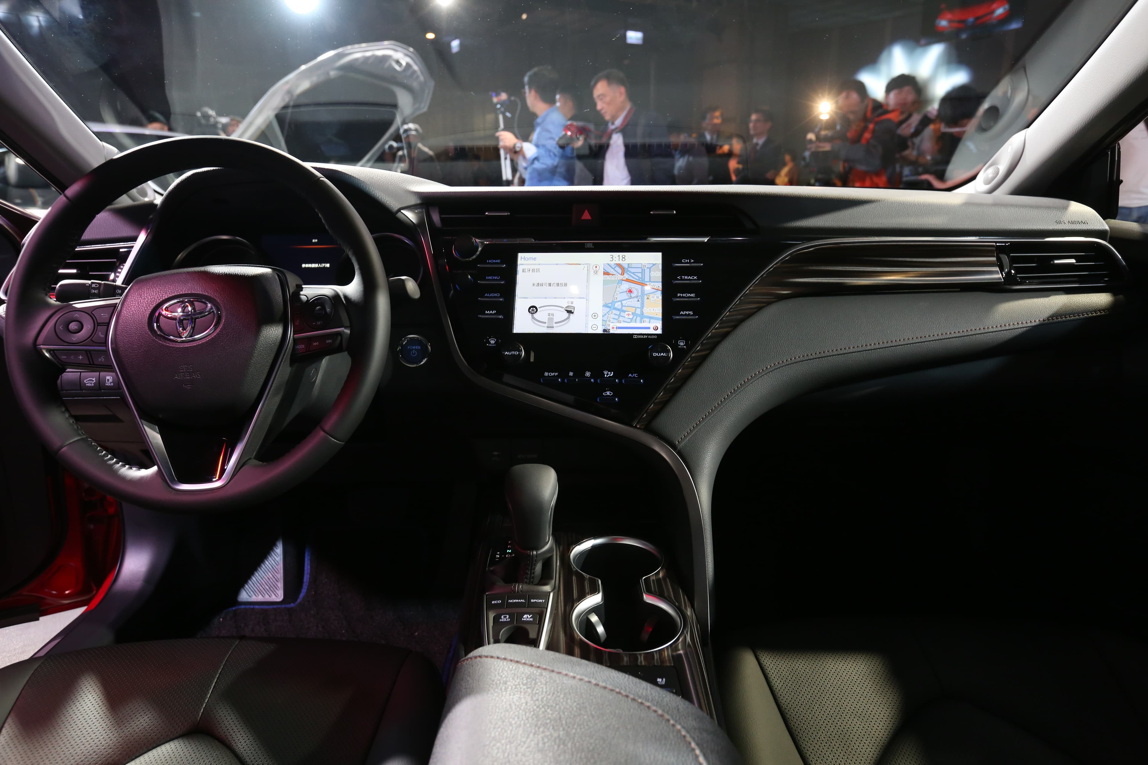 和泰汽車發表進口全新改款大型房車Camry，共有油電與汽油在內的3款車型。