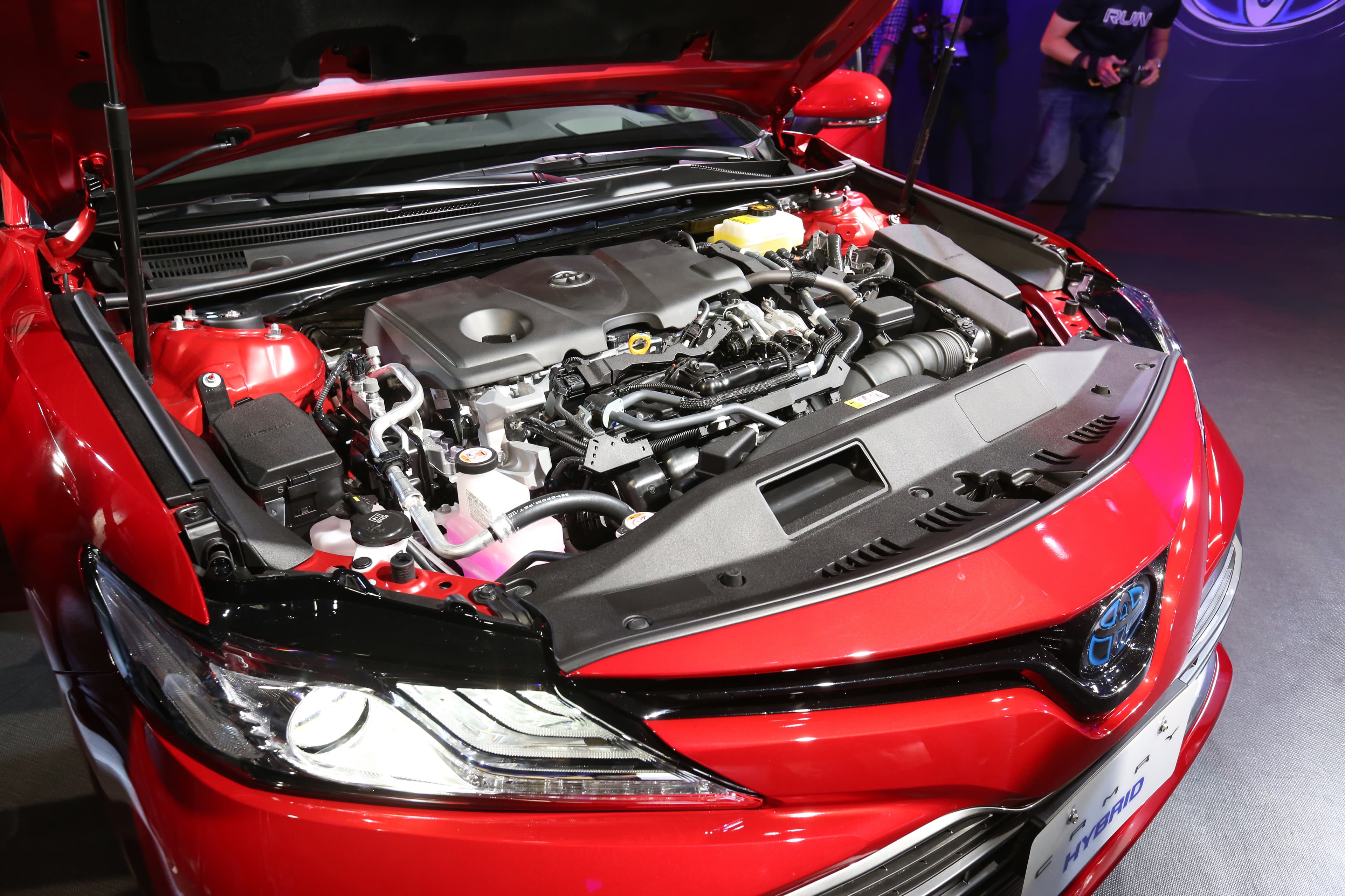 和泰汽車發表進口全新改款大型房車Camry，共有油電與汽油在內的3款車型。