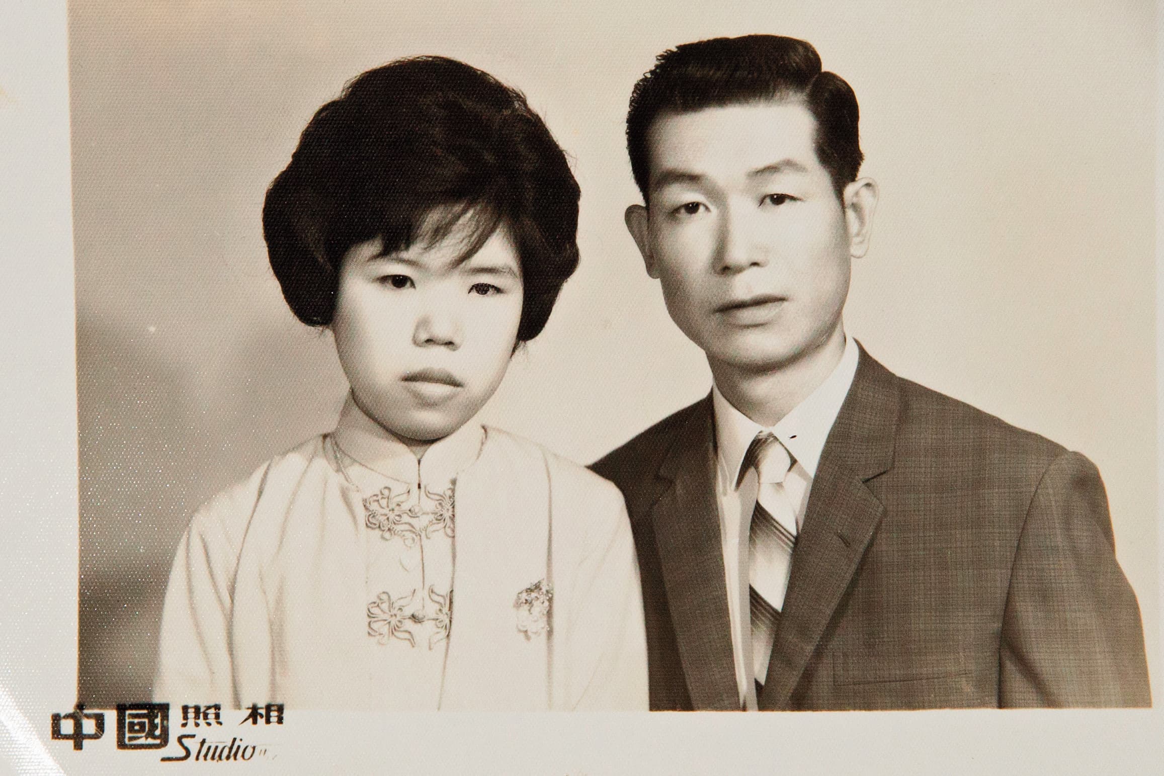 喜歡四處跑來跑去的林挺泰(右)36歲才結婚,妻子(左)小他14歲。(林挺泰提供)