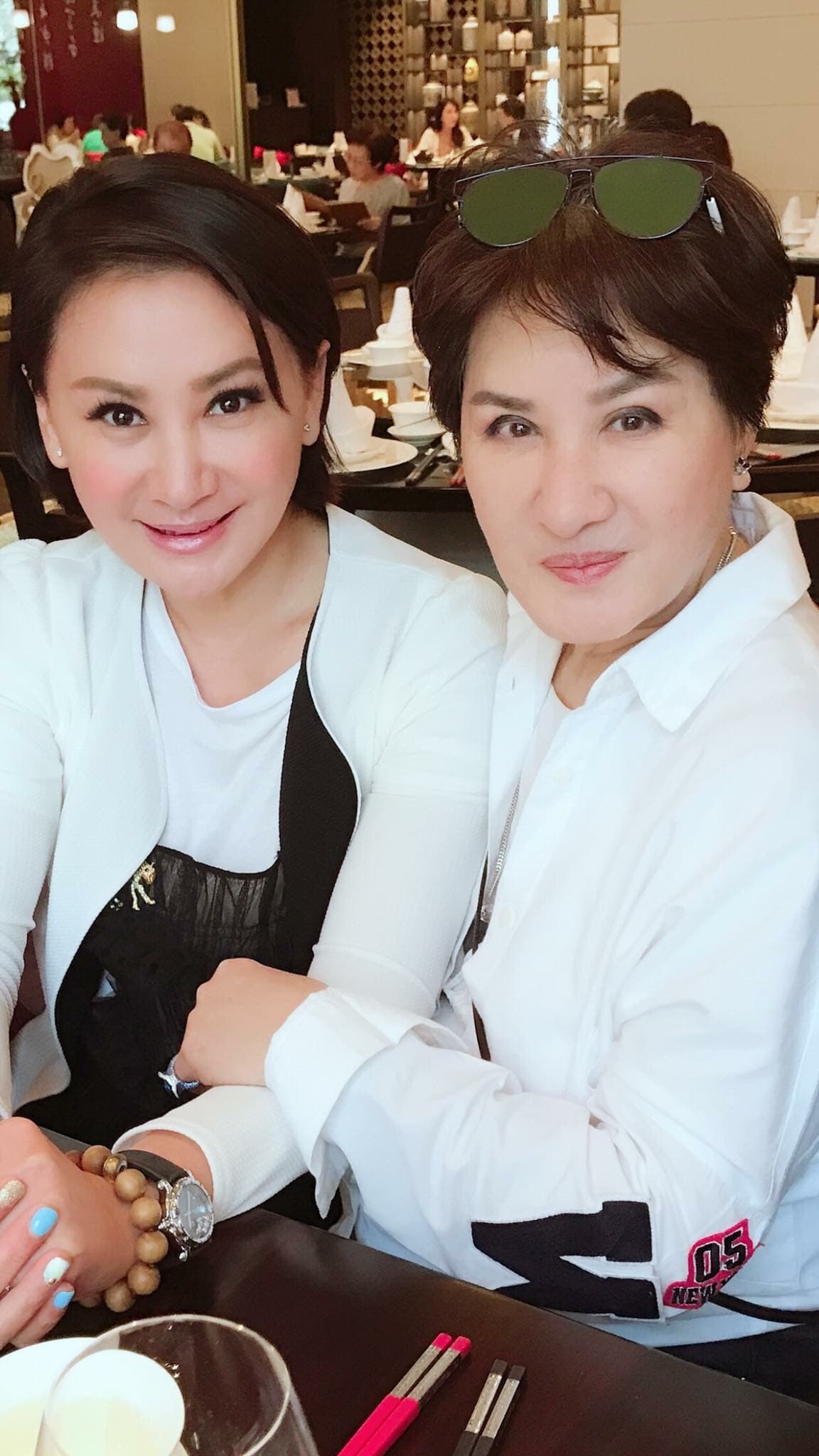 楊麗花（右）與陳亞蘭情同母女，傳言兩人太好還曾令洪文棟吃味。（翻攝自陳亞蘭臉書）