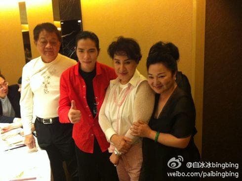 楊麗花和洪國棟結婚多年，也常常一起現身友人聚會，由左至右為：洪文棟、蕭敬騰、楊麗花、白冰冰。（翻拍自白冰冰微博）