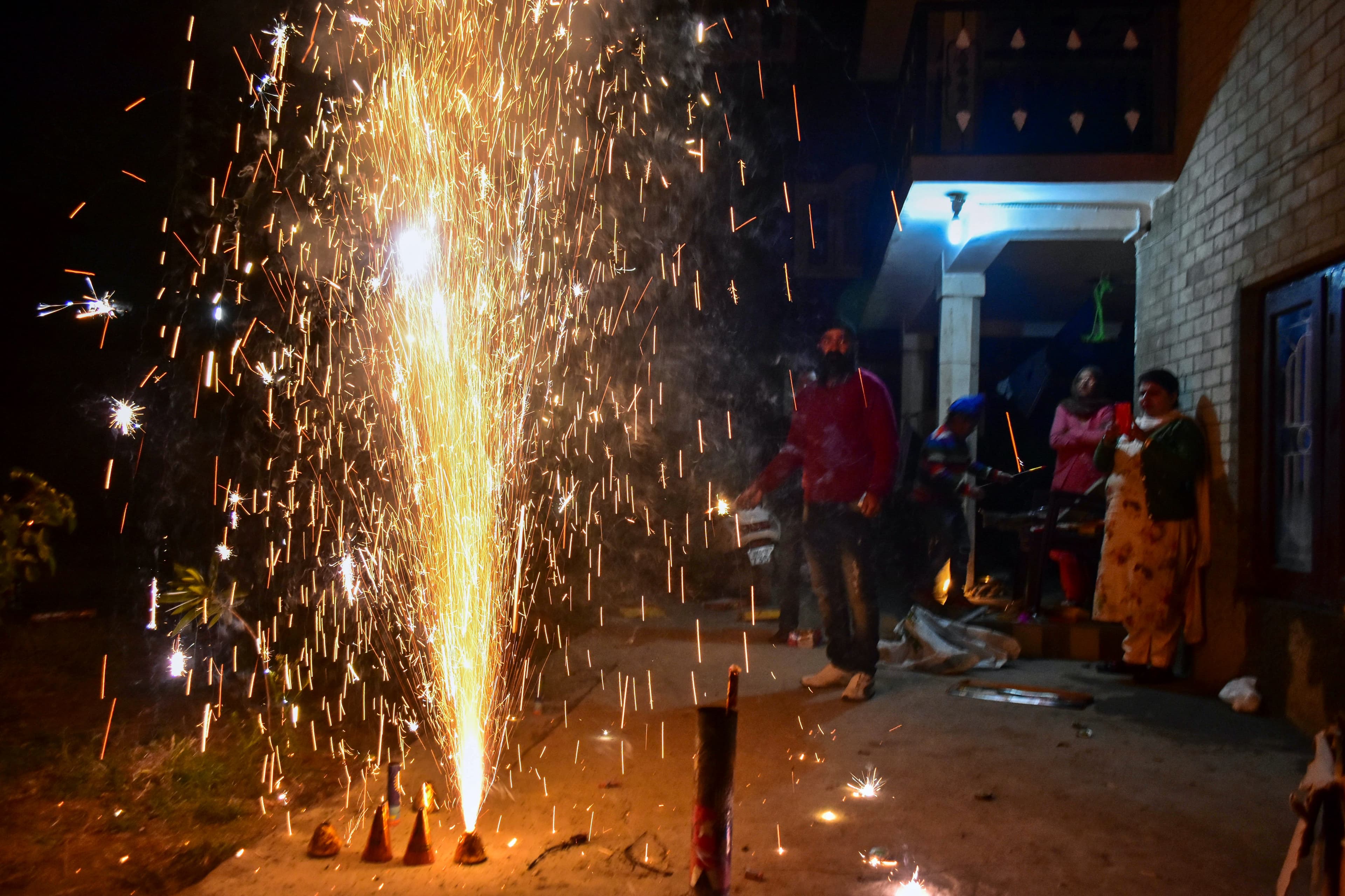 排燈節是印度北部最重要的印度教節日，民眾以燃放鞭炮慶祝排燈節。（東方IC）