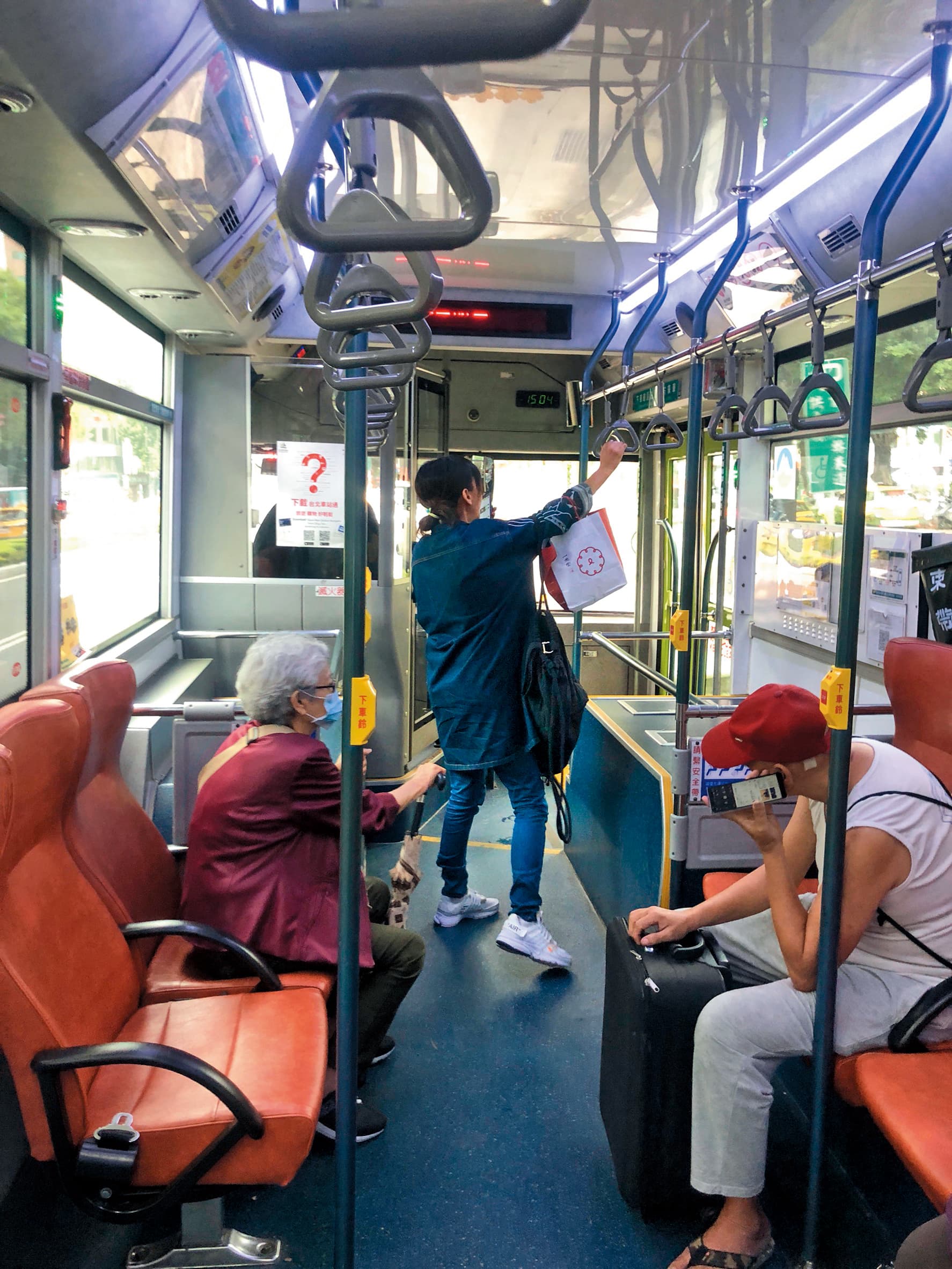 14：48 陳意涵逛累了，決定搭公車返家。
