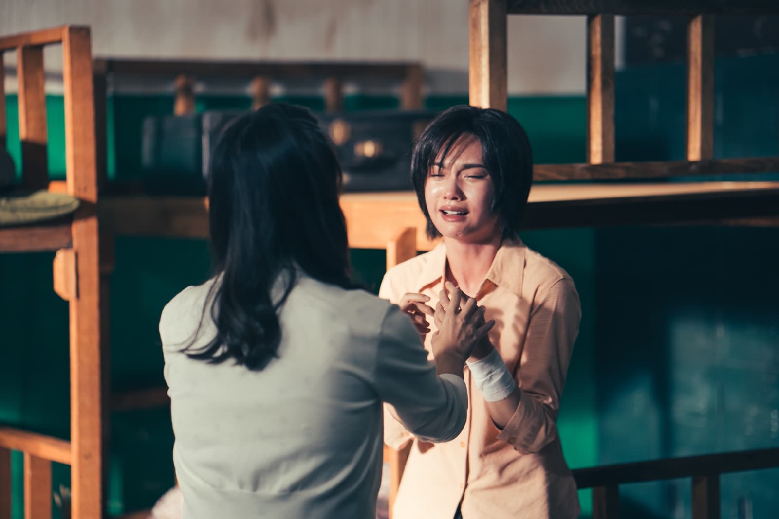 楊丞琳與黃姵嘉在《握三下，我愛你》中也有許多掙扎痛苦的內心戲。（中視提供）
