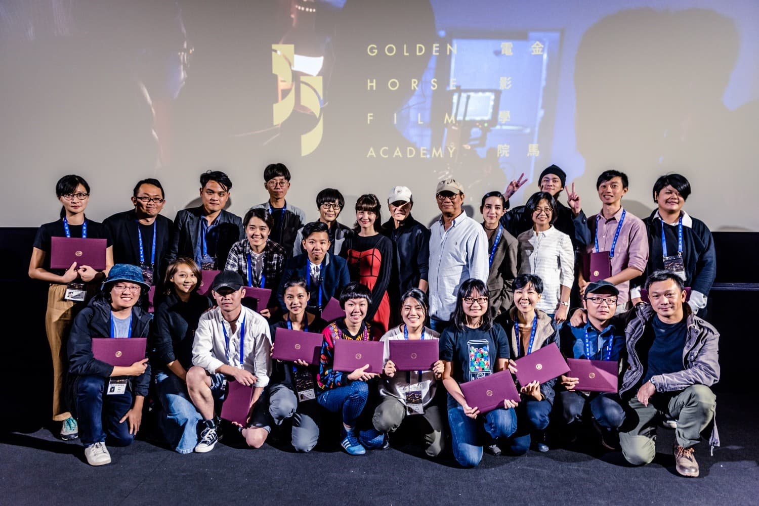 2018金馬電影學院舉行成果放映暨結業式，14位學員與院長侯孝賢與教務長廖慶松合影。（金馬執委會提供）